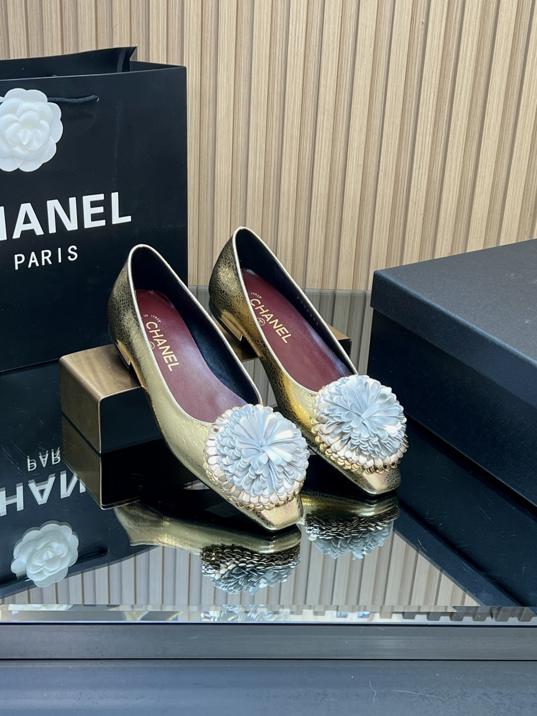 NO:705687,[Top version] Chane*26c flower slingback flat sandals Mary Jane ballet shoes!  The square toe shoe design has simple and neat lines; the back strap is a thin elastic design that fits the heel, taking into account the convenience and fit of putting on and taking off. The three-dimensional flower on the toe is the core decorative highlight, continuing the brand's classic exquisite craftsmanship and recognition. The upper is sheepskin, the lining is goatskin, and the Italian leather outsole, 2.0cm small heel is more comfortable!  size35-41 (40/41 customized, non-refundable and non-exchangeable), single shoes, chanel, sandals, mary jane, sheepskin, Leather soles19860909【顶级版本】 Chane*26c花朵slingback后绊带平底凉鞋玛丽珍鞋芭蕾舞单鞋！ 方头鞋型设计,线条简约利落；后绊带为细带弹性设计,贴合后跟,兼顾穿脱便捷性与贴合度 鞋头的立体花朵是核心装饰亮点,延续品牌经典的精致工艺与辨识度. 鞋面羊皮 内里垫脚山羊皮 意大利真皮大底,2.0cm小跟更舒适脚感！ size35-41（40/41定做不退不换）,单鞋,chanel,sandals,mary jane,sheepskin,Leather soles,Women's Shoes