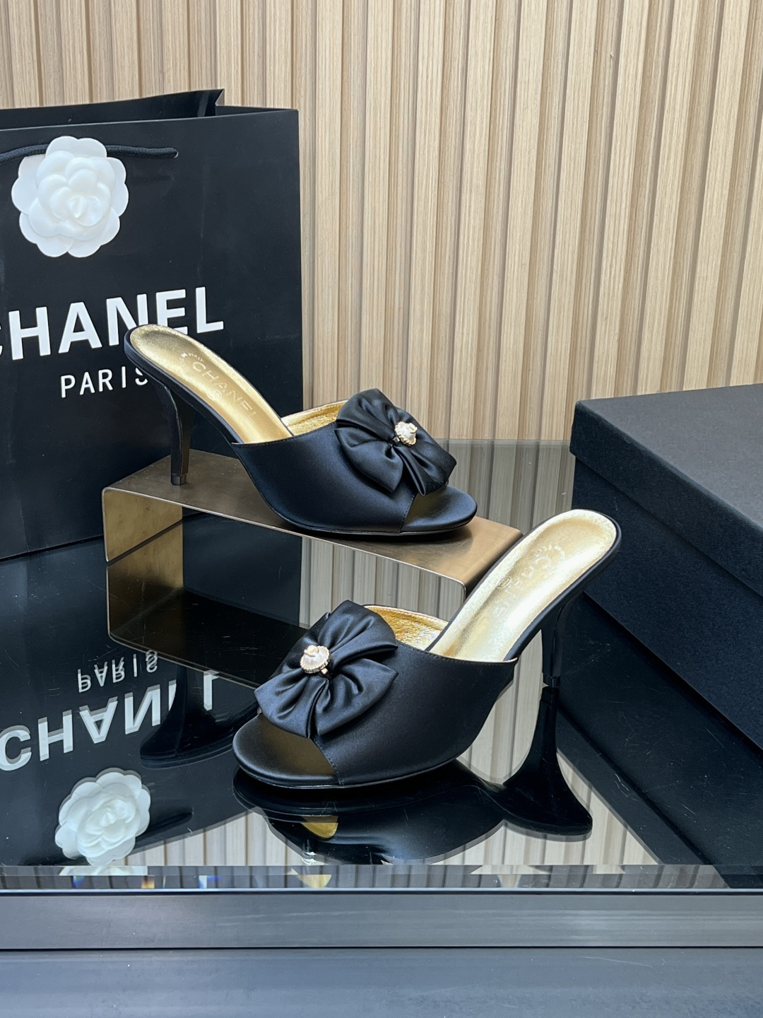 NO:705681,[Top version] Correct top version. CHANEL Chanel bow flower high-heeled sandals and slippers. Grandma Xiang's consistent elegant and ladylike temperament, full of high-end sense!  It’s very nice on the feet~Whether it’s worn barefoot or paired with skirts or trousers, it’s very versatile!  Incomparably beautiful!  It’s special. I’m very impressed with the details of my store. (The version bought at the counter is developed and made according to the genuine 11. The details are perfect, more refined and durable, and the upper foot is very pedicure-type. The key point is that it is very good and easy to control). The fabric is original custom-made silk satin fabric. Sheepskin lining. Outsole. Italian leather outsole. Size 35-39 (40-42 customized, non-returnable). Comes with counter genuine packaging, high heels and slippers, chanel, chanel, sandals, high.  heels,slippers,skirts,sheepskin,real silk,silk fabric,Leather soles19860909【顶级版本】 正确顶级版.CHANEL 香奈儿蝴蝶结花朵高跟凉鞋、拖鞋 香奶奶家一贯的优雅名媛气质 高级感十足！上脚非常nice～不管光脚穿或搭配裙装、裤装、都非常百搭！无敌美！特别仙 认准我家细节实力拍（专柜买版按正品11开发做货, 细节完美 更加精致耐看 上脚非常修脚型 重点是很好非常好驾驭） 面料原版定制真丝绸缎面料 内里羊皮 大底意大利真皮大底 尺码35-39（40-42定做、不退换） 配专柜正品包装,高跟鞋拖鞋,chanel,chanel,sandals,high heels,slippers,skirts,sheepskin,real silk,silk fabric,Leather soles,Women's Shoes