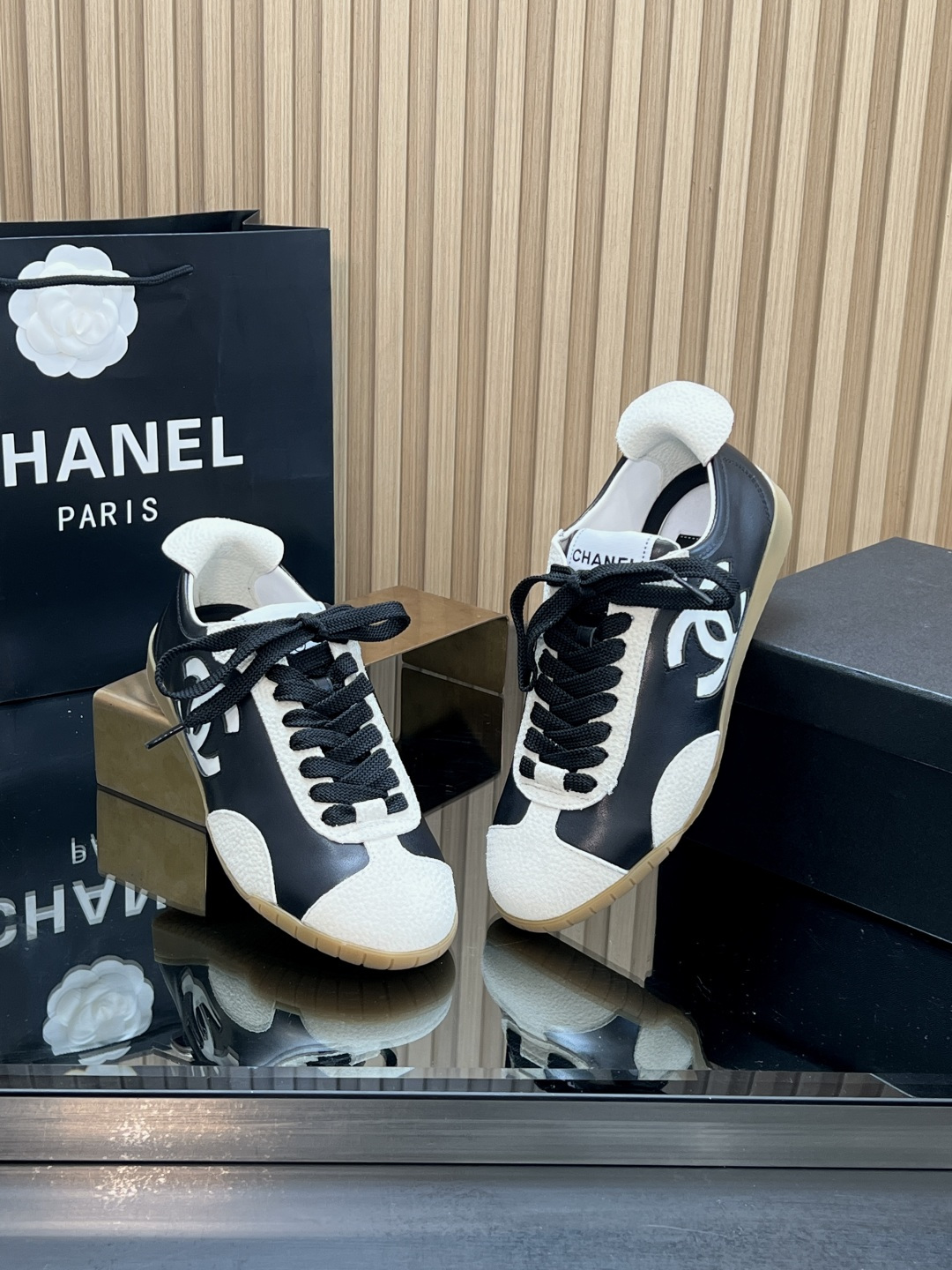 NO:747448,[Higher version] Correct version!  Chane* 26ss early spring new retro moral training shoes, sports shoes and casual shoes. The LOGO on the side of the shoe is a low-key but highly recognizable brand symbol, and the details highlight the luxurious texture. It uses a natural rubber outsole, which is non-slip and wear-resistant and has a retro matte texture. The built-in cushioning layer takes into account both styling and walking comfort.  Combining Chanel's classic aesthetics and retro sports style, it is the core item to create 'old money style' and 'intellectual style'. Whether it is daily commuting, afternoon tea dates or short trips, these shoes can be easily controlled. They are 'universal shoes' that have both good looks and practicality. Upper frosted cowhide/silk cowhide, lining sheepskin, rubber sole, increased by 2.5cm  Size 35-39 (customized sizes 40 and 41 are not returnable), casual shoes/sports shoes, chanel, chanel, sneakers, cowhide, sheepskin19860909【高版本】 正确版本！Chane* 26ss早春新款复古德训鞋运动鞋休闲鞋 鞋身侧面的LOGO,是低调却极具辨识度的品牌符号,细节处彰显奢华质感.采用天然生胶大底,防滑耐磨且自带复古哑光质感,内置缓震层兼顾了造型感与行走舒适度. 融合了香奈儿的经典美学与复古运动风,是打造“老钱风”“知识分子风”的核心单品.无论是日常通勤、下午茶约会还是短途旅行,这几款鞋都能轻松驾驭,是兼具颜值与实用性的“万能鞋款”. 鞋面磨砂牛皮/丝绸牛皮 内里羊皮 鞋底生胶大底 增高2.5cm Size35-39码（40、41码定制不退换）,休闲鞋/运动鞋,chanel,chanel,sneakers,cowhide,sheepskin,Women's Shoes