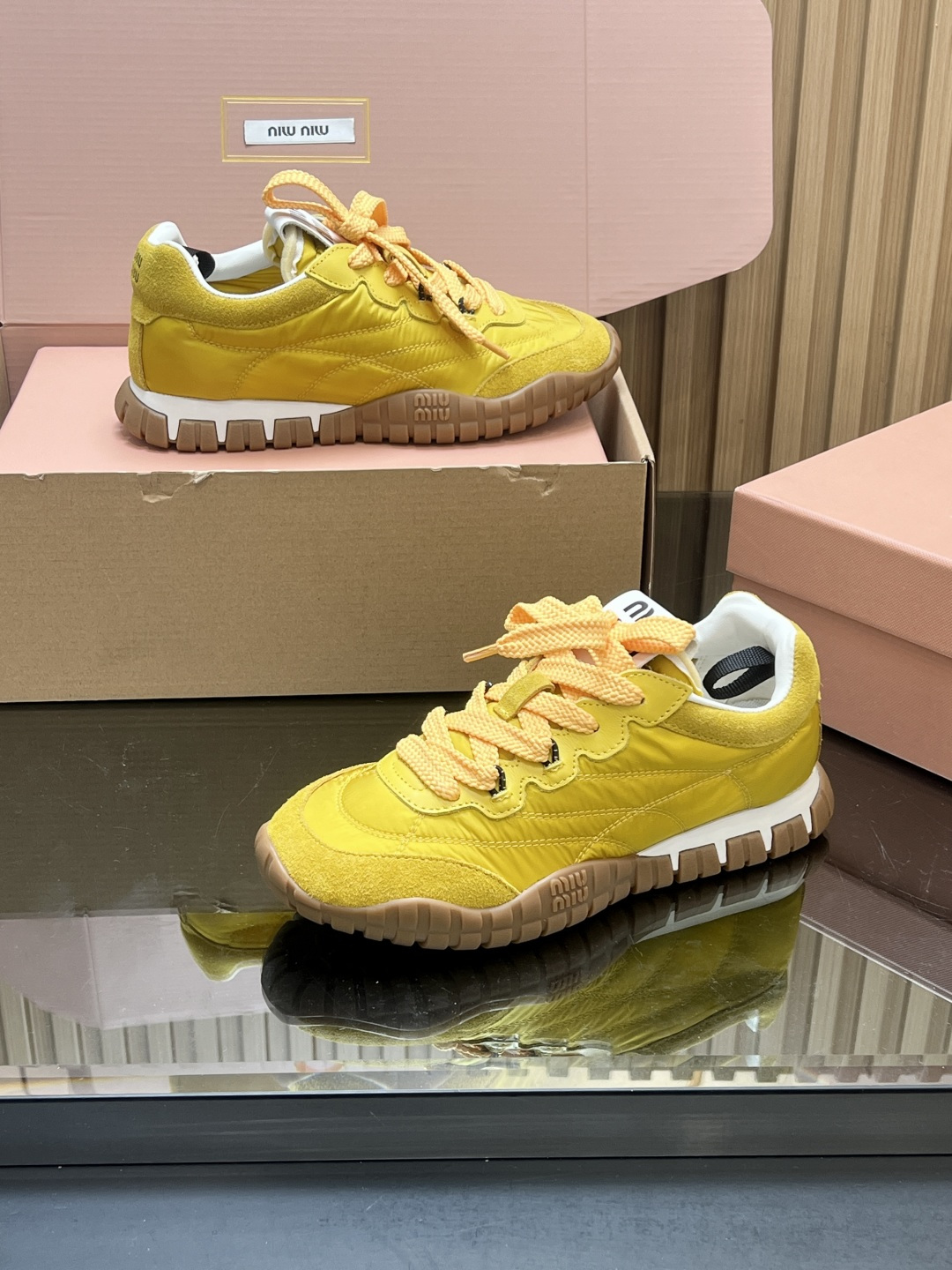 NO:756197,[Higher version] (with airplane case 10 Miu Miu popular Gymnasium sneakers, retro moral training shoes tire shoes, Miu Miu show staples, recommended MIUMIU Gymnasium sneakers for shoe wear, SS26 not only continues MIU's consistent elegance and fashion, but also incorporates the vitality of sports style, definitely a must-have item this spring and summer. 1. Miu Miu retro moral training shoes, the dopamine color scheme is so exciting 2.  Wave shoe edge + contrasting color design, full of sweet and cool girly feeling. 3. Six colors to choose from, easy to wear when commuting and going out on the street~ 4. Soft and girly, these shoes carry the joy of summer. The upper is imported dyed grain cowhide with calf suede. The upper is made of soft and comfortable cotton wavy fabric with the right color. High-quality technical fabrics and suede leather ensure the durability and breathability of the shoes. The lining is 1:1 mixed sheepskin.  Outsole 11 non-slip material TPU outsole Size: 35-39 (female 40-41 custom-made, non-returnable) Original packaging 1:1 brand new packaging, (with airplane box 60),,miumiu,sneakers,cowhide,sheepskin19860909【高版本】（配飞机盒10 缪缪Miumiu爆款 Gymnasium 运动鞋复古德训鞋tyre轮胎鞋 MiuMiu秀场主打款,鞋履穿搭推荐MIUMIU Gymnasium 运动鞋,SS26这双鞋不仅延续了MIU一贯的优雅与时尚,还融入了运动风的活力,绝对是这个春夏不可错过的单品 1. Miu Miu复古德训鞋,多巴胺配色太戳了 2. 波浪鞋边+撞色设计,甜酷少女感拉满 3. 六款颜色任选,通勤出街都好搭～ 4. 软乎乎的少女感,这双鞋承包了夏天的快乐 鞋面进口透染粒面牛皮搭配小牛反绒, 鞋面11柔软舒适棉质波浪布料,颜色正 优质的科技织物和绒面皮革,确保了鞋子的耐用性和透气性. 内里1:1混种羊皮 大底11防滑材质TPU大底 码数: 35-39（女40-41订做不退换） 包装原版1:1全新包装、（配飞机盒60）,,miumiu,sneakers,cowhide,sheepskin,Men's shoes