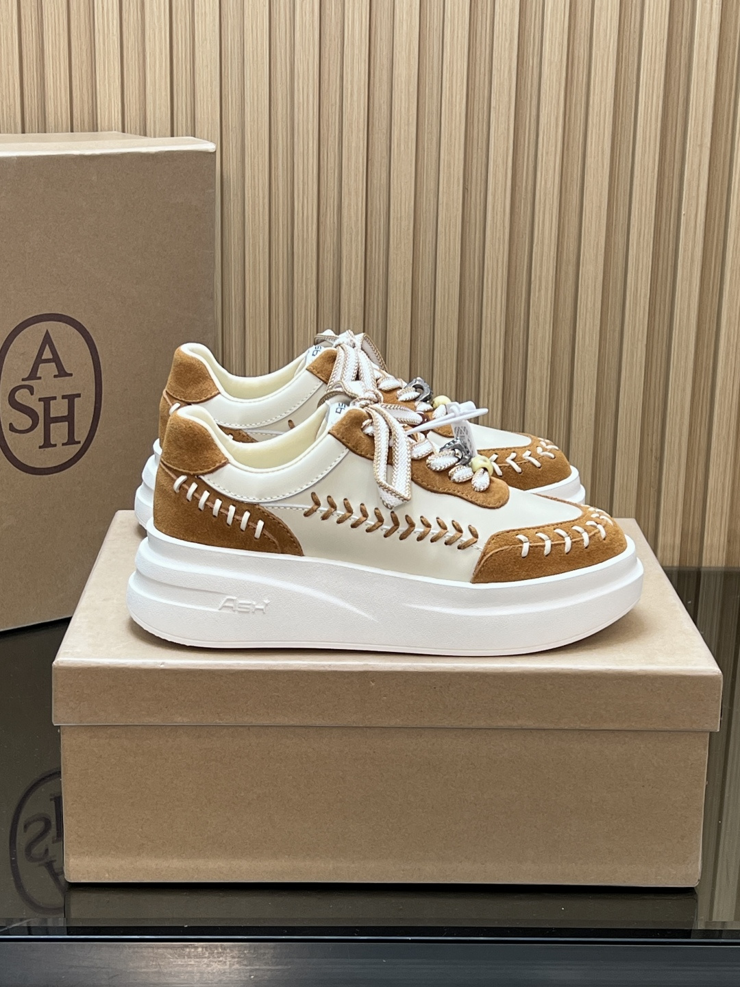 NO:756199,[Top version] Aixi ASH inner heightening thick-soled platform shoes white shoes MATCH casual shoes panda shoes!  Handmade stitching + beading decoration, full of niche design sense!  Suede + leather splicing, thick soles that increase invisible height, milk white/caramel color scheme, gentle and noble, look good with jeans and skirts~ 1. ASH thick-soled white shoes, hand-stitched + beaded details, retro and exquisite 2. Milk white + caramel contrast colors, gentle and small feet, thick soles are too friendly 3. Niche high-end, good for commuting and leisure~  Be sure that our product is of top quality (the version purchased at the counter is developed and manufactured as genuine 11) and be careful to distinguish the ordinary version on the market!  Original custom-made imported cowhide suede upper, original custom-made lining, original foam outsole, lightweight outsole, heel height 6.5cm (increased inside EVA), size 35-39 (other sizes are custom-made, non-returnable), and the packaging comes with original exquisite packaging!  ,,skirts,jeans,cowhide,chamois leather19860909【顶级版本】 艾熙 ASH内增高厚底松糕鞋小白鞋MATCH休闲鞋熊猫鞋！ 手工缝线+串珠装饰,小众设计感拉满！ 麂皮+皮革拼接,厚底隐形增高,奶白/焦糖配色温柔又显贵,配牛仔裤、裙子都好看～ 1. ASH厚底小白鞋,手工缝线+串珠细节,复古又精致 2. 奶白+焦糖撞色,温柔又显脚小,增高厚底太友好 3. 小众高级感,通勤休闲都好搭～ 认准我家是顶级品质（专柜买版按正品11开发做货）注意区分市场普通版！ 鞋面原版定制进口原版牛皮麂皮 内里原版定制内里 大底原版发泡轻盈大底 跟高6.5cm（EVA内增高） 码数35-39（其它尺码定做 不退换） 包装配原版精美包装！,,skirts,jeans,cowhide,chamois leather,Men's shoes