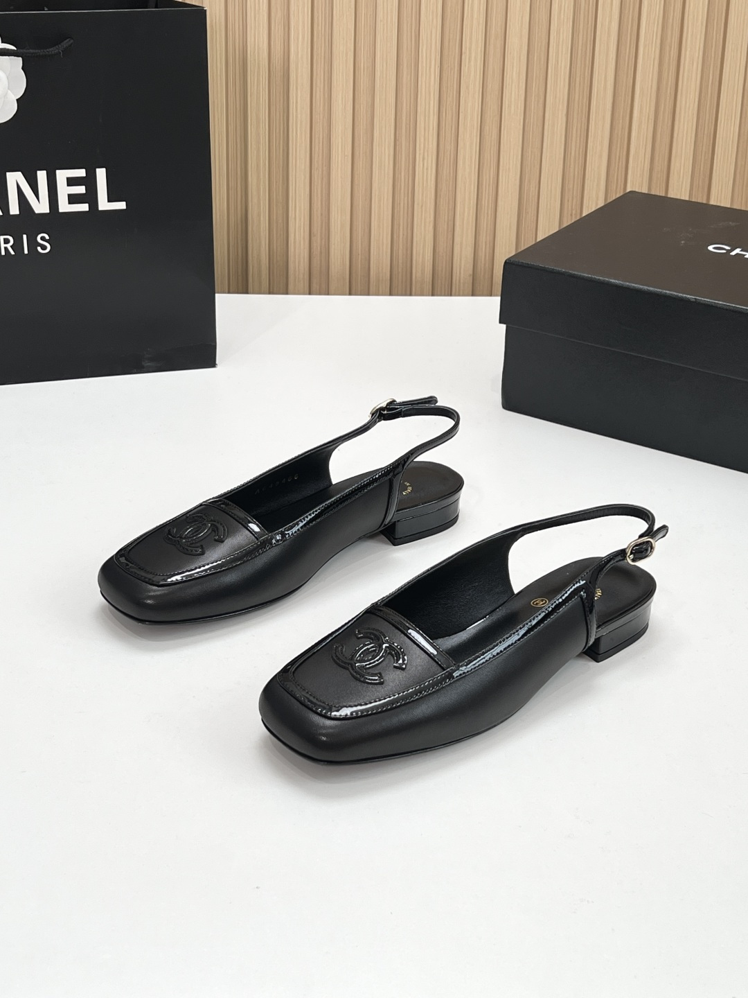 NO:953939,[Top version] CHANEL Chanel 2026 latest flat-soled Chanel square-toe retro, color-blocked back flat sandals, single shoes. Different market currency We are different Chanjia's ace back-strap sandals are new. The square toe design is gentle and not picky, and the iconic double C embroidery is fully recognizable. The low-heeled flat bottom is super easy to walk, shopping and commuting without stress. Black and white | milk apricot | burgundy multiple colors are available. Retro color matching brings a French atmosphere  It can be perfectly matched with skirts and jeans. Tiger oil shoes that can be worn repeatedly all year round. Multi-color reserved style, every pair will be included in the shoe cabinet. Original custom-made sheepskin upper, sheepskin lining, soft, sweat-absorbent and breathable!  Outsole Italian imported genuine leather outsole Heel height 2cm SIZE: 35-39 (40-41 sizes are custom-made and cannot be returned or exchanged),,chanel,chanel,chanel,sandals,skirts,jeans,sheepskin,Leather soles19860909【顶级版本】 CHANEL香奈儿2026最新款平底香奈儿方头复古、拼色后空平底凉鞋、单鞋. 区别市场通货 我们不一样 香家王牌后空绊带凉鞋上新 方头设计温柔不挑脚,标志性双C刺绣辨识度拉满 低跟平底超好走,逛街通勤毫无压力 黑白｜奶杏｜酒红多色可选 复古拼色自带法式氛围感 裙装、牛仔裤都能完美适配 一年四季都能反复穿搭的万金油单鞋 多色自留款,每一双都想收入鞋柜 鞋面原版定制羊皮 内里羊皮内里, 柔软吸汗透气！ 大底意大利进口真皮大底 跟高2cm SIZE:35-39（40-41码订做不退换）,,chanel,chanel,chanel,sandals,skirts,jeans,sheepskin,Leather soles,Men's shoes