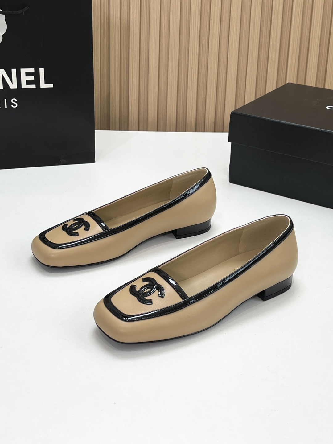 NO:953920,[Top version] CHANEL Chanel 2026 latest flat-soled Chanel square-toe retro, classic color-blocking Loaf flats, single shoes. Difference in market currency We are different Chanel classic color-blocking Loaf flats | Commuting Tiancai New arrival of timeless small fragrant Loaf Soft square toe + iconic double C embroidery Delicate sheepskin upper is soft and waxy, low-heeled design will not tire you after long walks 5 colors to choose from  Black and white | Classic tiger balm, suitable for casual and commuting Pure black | Low-key and elegant, simple and elegant Nude color | Gentle and intellectual, elongating the leg lines Burgundy | Retro atmosphere, responsible for the autumn and winter atmosphere. Casually matched with jeans, skirts and suits. Just needed for daily wear, durable and practical. Multi-color reserved style, every pair will be included in the shoe cabinet. Original custom-made sheepskin upper, sheepskin lining, soft, sweat-absorbent and breathable!  Outsole Italian imported genuine leather outsole Heel height 2cm SIZE: 35-39 (40-41 sizes are custom-made and cannot be returned or exchanged),,chanel,chanel,loafers,flats,skirts,jeans,business suit,sheepskin,Leather soles19860909【顶级版本】 CHANEL香奈儿2026最新款平底香奈儿方头复古、经典拼色乐福平底鞋、单鞋. 区别市场通货 我们不一样 Chanel经典拼色乐福平底鞋｜通勤天菜 永不过时的小香乐福上新 柔和方头+标志性双C刺绣 细腻羊皮上脚软糯,低跟设计久走不累 5个配色随心挑选 黑白拼｜经典万金油,休闲通勤都适配 纯黑｜低调显贵,简约大气 裸色｜温柔知性,拉长腿部线条 酒红｜复古氛围感,秋冬氛围感担当 牛仔裤、半身裙、西装随意搭配 日常穿搭刚需款,耐看且实穿 多色自留款,每一双都想收入鞋柜 鞋面原版定制羊皮 内里羊皮内里, 柔软吸汗透气！ 大底意大利进口真皮大底 跟高2cm SIZE:35-39（40-41码订做不退换）,,chanel,chanel,loafers,flats,skirts,jeans,business suit,sheepskin,Leather soles,Men's shoes