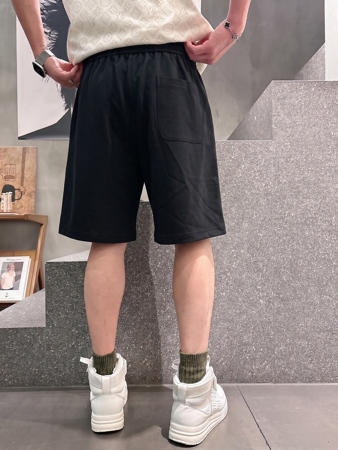 .  LV 2026春夏新款男士休闲宽松短裤 五分裤 高端货简洁时尚大方定制原版进口面料简洁利落又清爽品质做工细节精美简