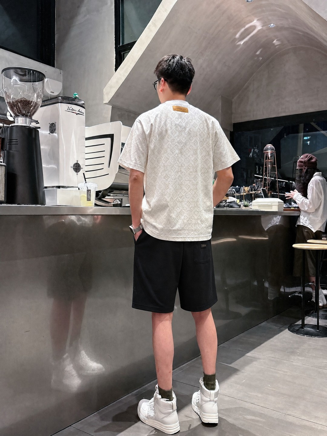 ·  LV 2026春夏新款男士休闲宽松短裤 五分裤 高端货简洁时尚大方定制原版进口面料简洁利落又清爽品质做工细节精美简