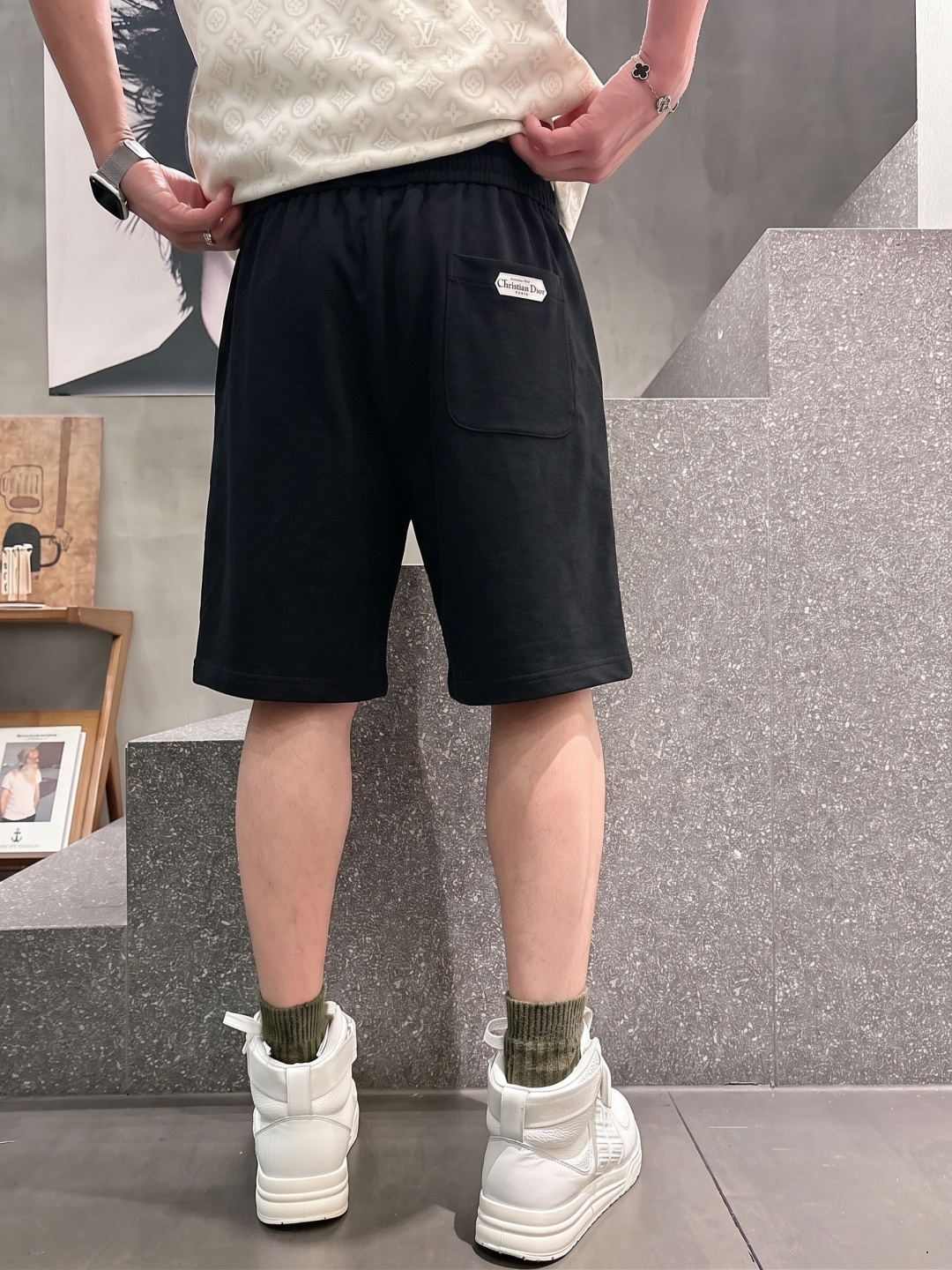 .  迪奥 2026春夏新款男士休闲宽松短裤 五分裤 高端货简洁时尚大方定制原版进口面料简洁利落又清爽品质做工细节精美简
