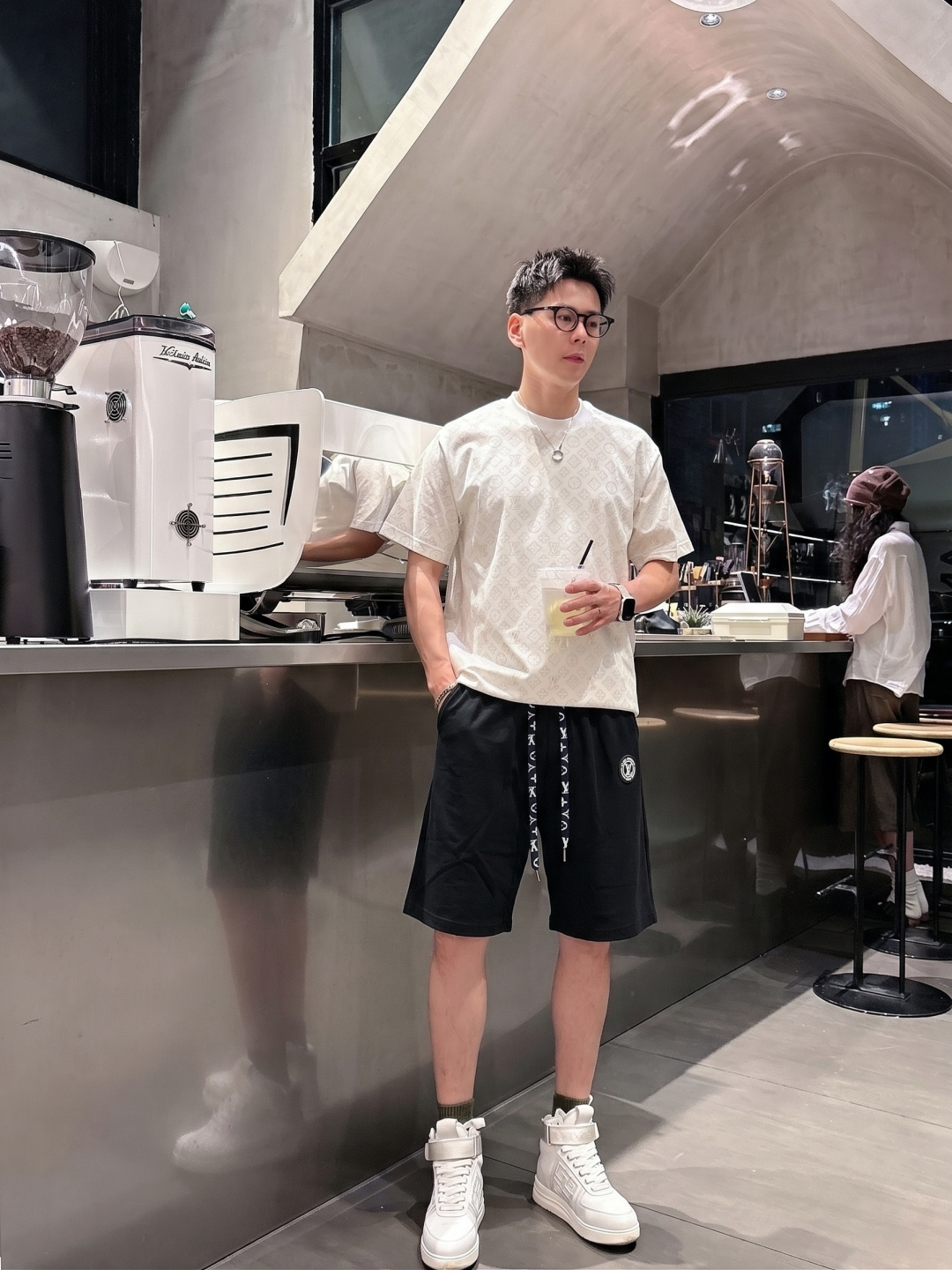 .  LV 2026春夏新款男士休闲宽松短裤 五分裤 高端货简洁时尚大方定制原版进口面料简洁利落又清爽品质做工细节精美简