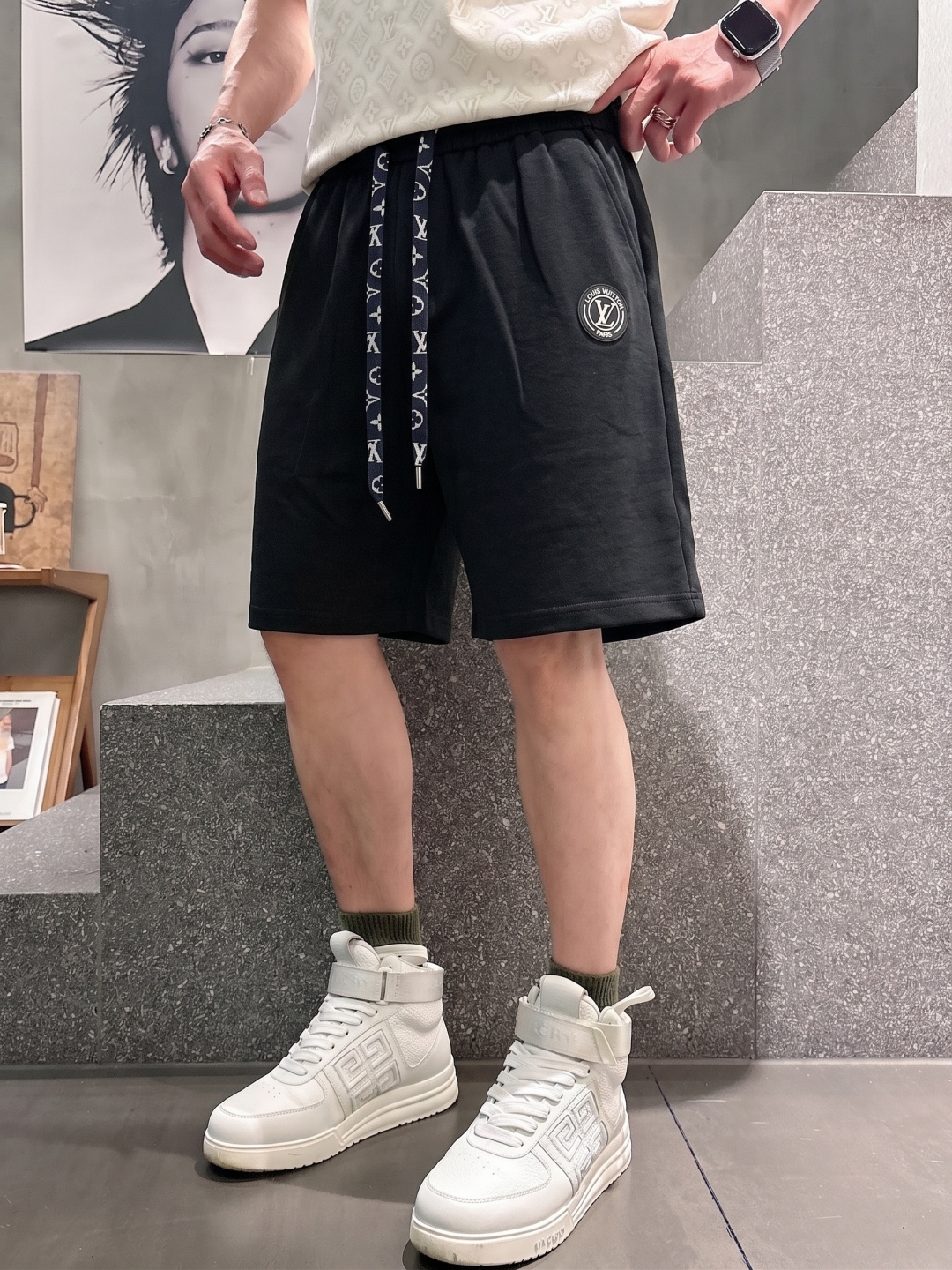 .  LV 2026春夏新款男士休闲宽松短裤 五分裤 高端货简洁时尚大方定制原版进口面料简洁利落又清爽品质做工细节精美简