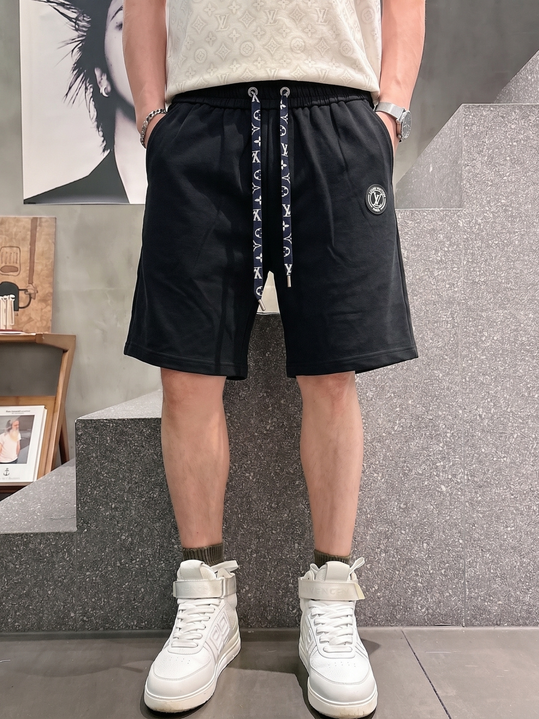 .  LV 2026春夏新款男士休闲宽松短裤 五分裤 高端货简洁时尚大方定制原版进口面料简洁利落又清爽品质做工细节精美简