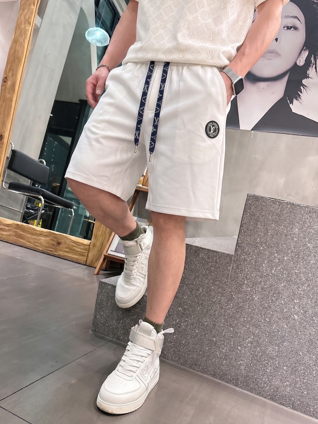 .  LV 2026春夏新款男士休闲宽松短裤 五分裤 高端货简洁时尚大方定制原版进口面料简洁利落又清爽品质做工细节精美简