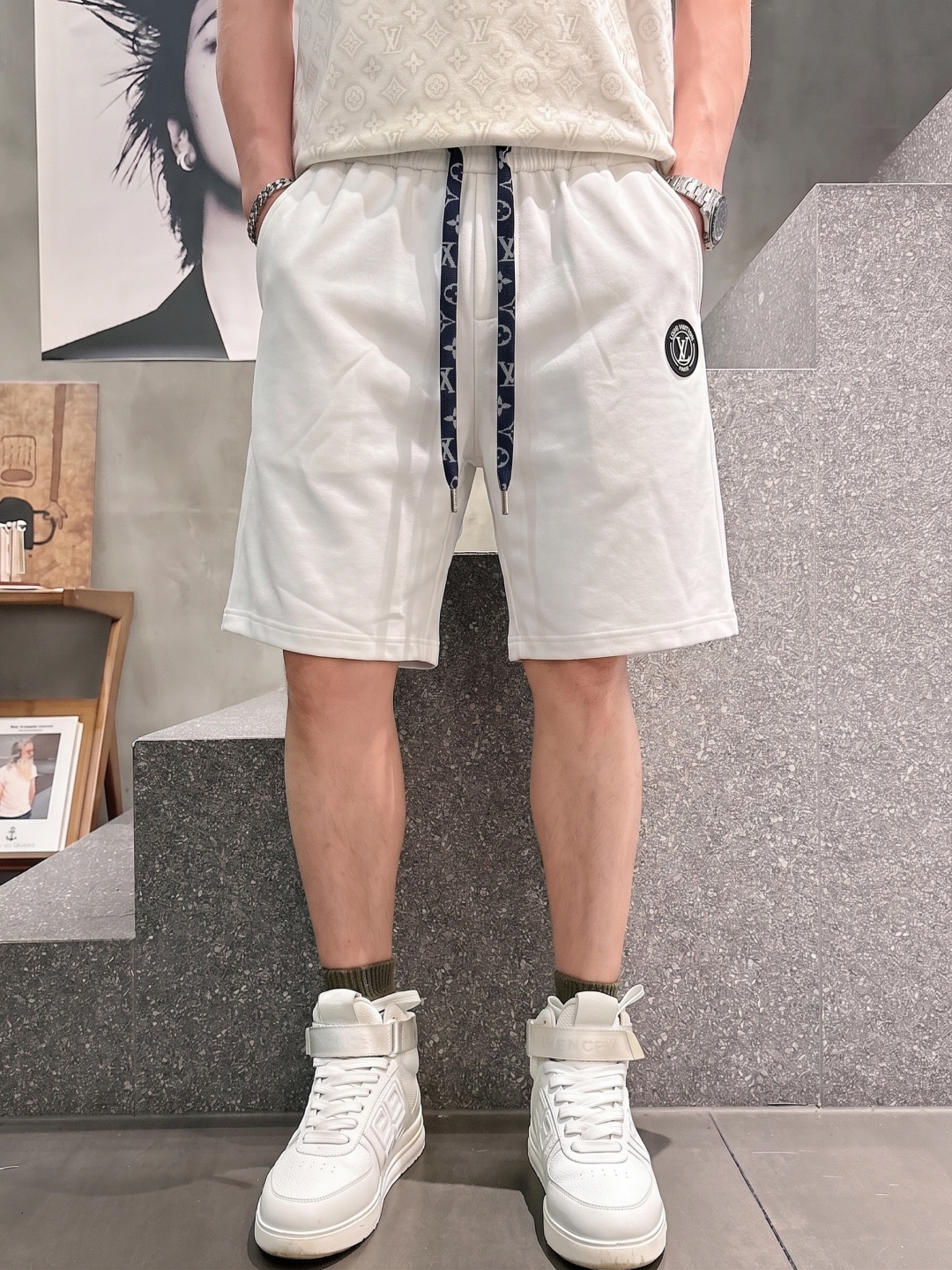 .  LV 2026春夏新款男士休闲宽松短裤 五分裤 高端货简洁时尚大方定制原版进口面料简洁利落又清爽品质做工细节精美简