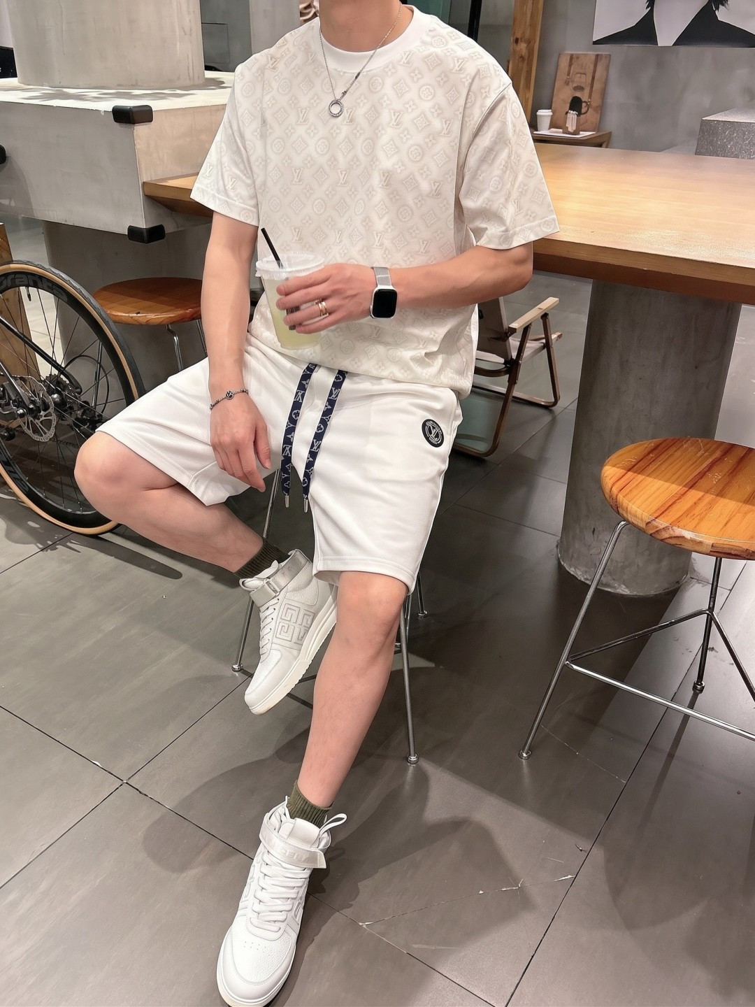 .  LV 2026春夏新款男士休闲宽松短裤 五分裤 高端货简洁时尚大方定制原版进口面料简洁利落又清爽品质做工细节精美简