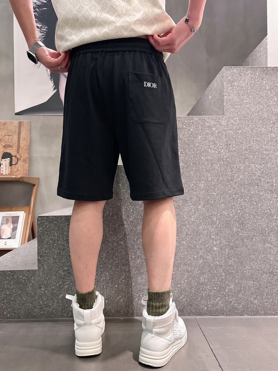 .  迪奥2026春夏新款男士休闲宽松短裤 五分裤 高端货简洁时尚大方定制原版进口面料简洁利落又清爽品质做工细节精美简约