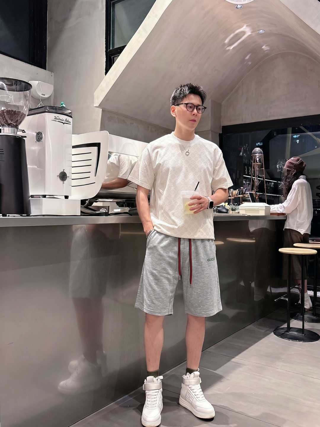 NO:849548,Gucci 2026 spring and summer new men's casual loose shorts, five-quarter pants, high-end goods, simple, fashionable and generous, customized original imported fabrics, simple and refreshing, high-quality workmanship details, exquisite, simple and generous, versatile style, elegant and handsome upper body, brand new sense of sight!  The appearance is incomparable, the details are in place, and the upper body is not picky!  Size M-3XL,,shorts,19860909古奇 2026春夏新款男士休闲宽松短裤 五分裤 高端货简洁时尚大方定制原版进口面料简洁利落又清爽品质做工细节精美简约大方百搭款 上身优雅帅气,焕然一新的即视感！品相无敌,细节都很到位,上身不挑人！ 码数M-3XL,,shorts,,Men's clothing