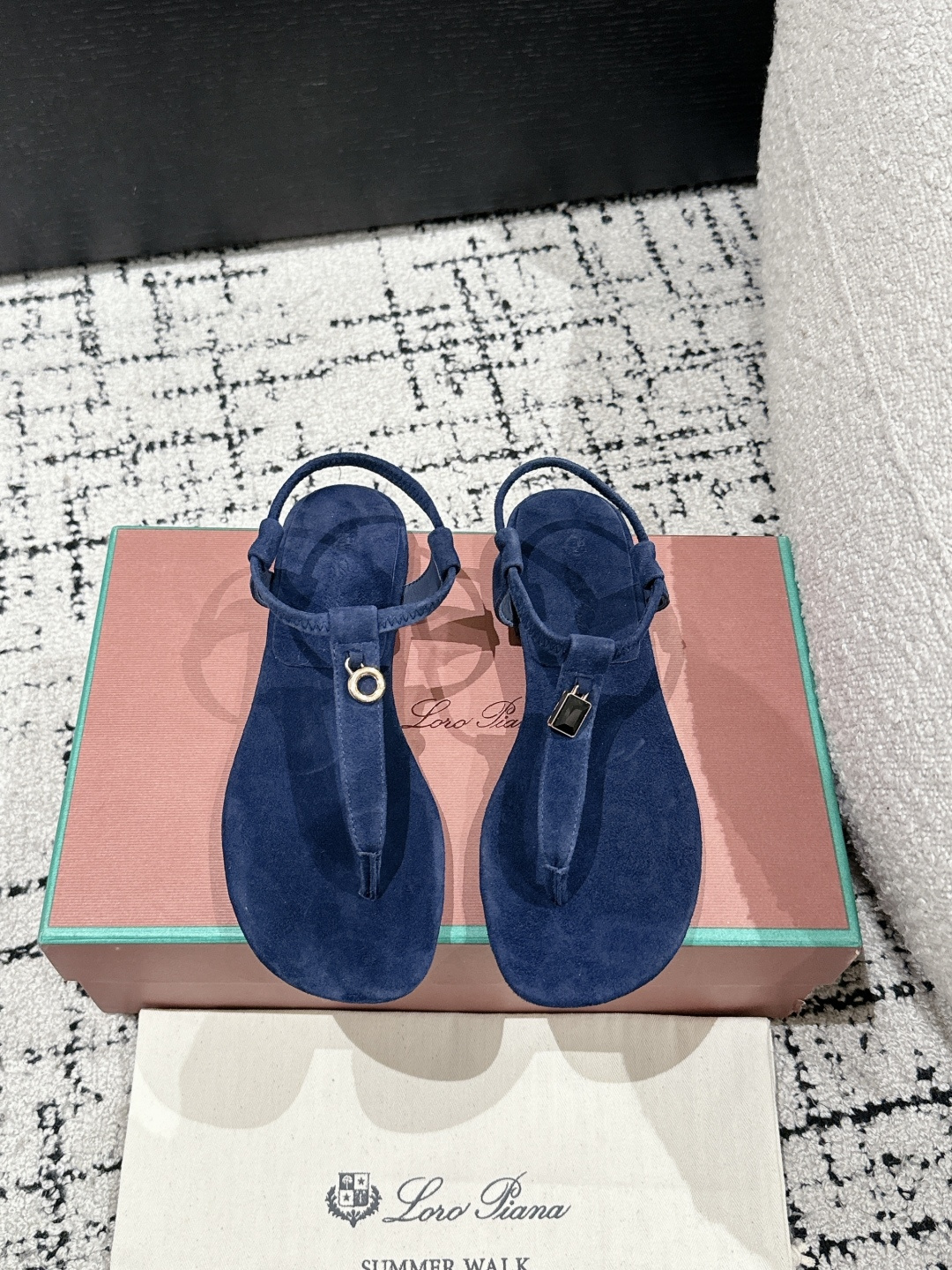 NO:130145,#Top version Purchase level Loro Piana LP 55/ New British foot-clip slippers Sandals Our family is made of All Yangjing, not a market matte material. It turns out that this is the legendary foot-clip sandals that won’t be tired even if you walk 20,000 steps. They will hold on to their appearance and feel. Once you walk on your feet, you will be completely lost~ The minimalist design is eye-catching, and it is a plus for the outfit. The soft foot feel is outstanding, and it is very nice to match it with a soft and glutinous sole. It is not tiring to wear it for a long time. Who can refuse a pair of versatile and beautiful loafers?  It’s simply too elegant, and you have both the feel and texture of your feet. The key is to make your legs look longer and not tired. The main one is just right!  Material Imported Yangjing Midsole Imported Yangjing Outsole Leather Outsole Size #35-41 (40.41 Customized No Return and Exchange), Slippers Sandals, Loro Piana, Loro Piana, Loafers, Sandals, slippers, sheep, Leather soles19860909#顶级版本 代购级 Loro Piana LP 55/ 新款英伦夹脚拖鞋 凉鞋 咱家做是全羊京 不是市场磨砂材质哈 原来这就是传说走两万步都不会累脚的夹脚凉鞋把颜值和脚感都拿捏住了,上脚一走就会被彻底沦陷～极简的设计吸睛耐看,穿搭加分项呀 软乎乎的脚感质感出众,不会磨脚就很nice搭配软软糯糯的鞋底,日常通行久穿不累哦 谁能拒绝得了一双百搭又好看的乐福鞋呢？简直不要太气质,脚感和质感都拿捏,关键是显腿长不累脚,主打的就是一个刚刚好！ 材质 进口羊京 中底 进口羊京 大底 真皮大底 Size #35-41（40.41定制不退换）,拖鞋凉鞋,loro piana,loro piana,loafers,sandals,slippers,sheep,Leather soles,Women's Shoes