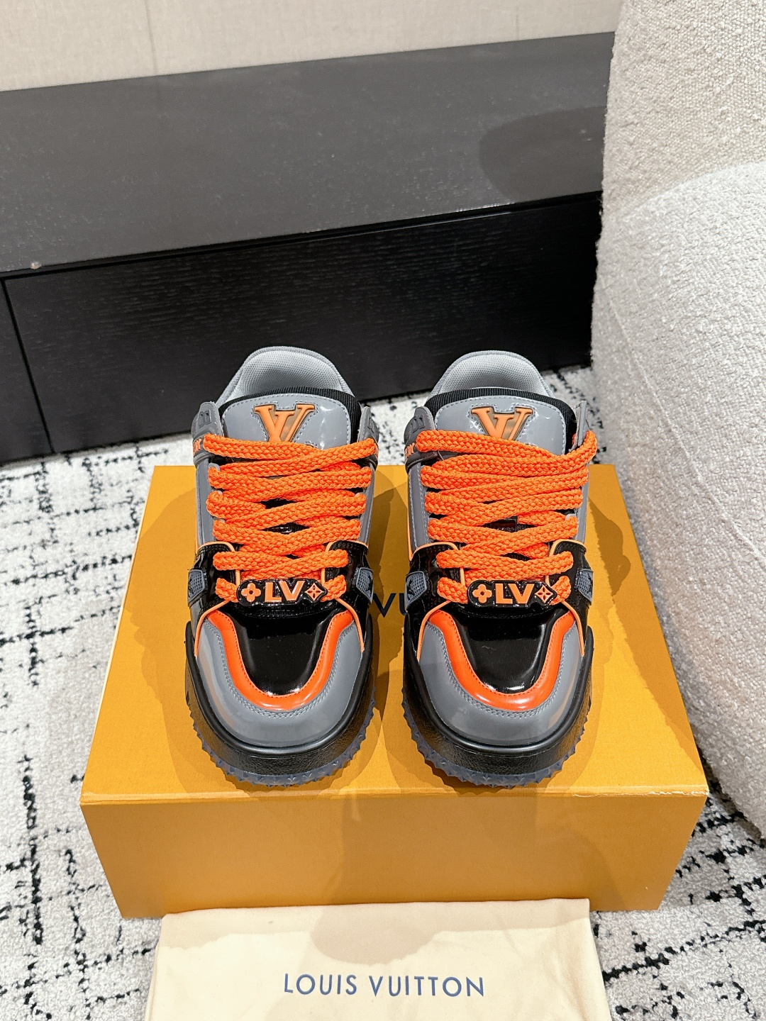 NO:129972,#Top version LV Louis Vuitton Donkey Brand 25/ TRAINER MAXI Fat Ding Series Bread Thick Sole Skateboard Casual Sports Shoes Original Purchase and Development Make Products Cute Fat Trainer, styles bought with your eyes closed, breaking the single change of color, and younger Fat Trainer can also be called fat shoes, cute and cute, the most classic fat shoe style, the most classic color matching, high-end, atmospheric and high-end. Each style is very good!  Original mold opening cute buckle, original mold opening exactly the same material and workmanship details Fabric: Original customized imported cowhide Inner: Original customized breathable net Outsole: Original mold opening TPU combination sole Sole thickness: 4CM Size: Women's model 35-41 / Men's model 39-45 Aircraft box full set of original packaging, casual shoes/sports shoes, louis vuitton, louis vuitton, louis vuitton, louis vuitton, sneakers, cowhide19860909#顶级版本 LV路易威登 驴牌 25/ TRAINER MAXI 胖丁系列 面包 厚底 滑板 休闲 运动鞋 原版购入开发 做货 可爱胖trainer,来闭着眼睛买的款式,打破颜色的单一变化,更年轻了胖trainer也可以叫发福鞋,憨态可掬,可可爱爱最经典的胖子鞋型,最经典的配色, 高端大气上档次 每个款式配色都很赞！原版开模可爱饰扣,原版完全一样材质做工细节 面料: 原版定制进口头层牛皮 内里: 原版定制透气网里 大底: 原版开模TPU组合大底 底厚: 4CM Size: 女款35-41 /男款39-45 飞机盒全套原版包装,休闲鞋/运动鞋,louis vuitton,louis vuitton,louis vuitton,sneakers,cowhide,Women's Shoes