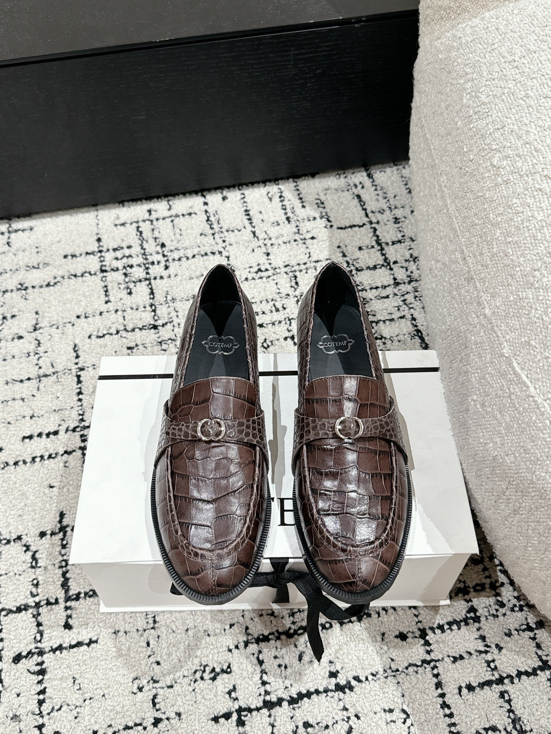 NO:130148,KHAITE Niche 25/ New Retro Crocodile Pattern Loafers This loafer is simple, elegant and versatile!  Can be worn all year round, you can see it at first sight, the leather is soft and not beaten. Fabric: imported crocodile pattern cowhide inner: imported sheepskin sweat-absorbent and breathable. Outsole: original rubber wear-resistant and non-slip sole. Size: #35-41 (40.41 custom made without return or exchange), loafers, loafers, cowhide, sheepskin19860909KHAITE小众 25/ 新款 复古 鳄鱼纹 乐福鞋 这款乐福鞋简约大气又百搭！一年四季都可以穿,一眼就看上,皮料更是柔软不打脚 面料: 进口鳄鱼纹牛皮 内里: 进口羊皮吸汗透气 大底: 原版橡胶耐磨防滑底 Size: #35-41(40.41定做不退换）,乐福鞋,loafers,cowhide,sheepskin,Women's Shoes