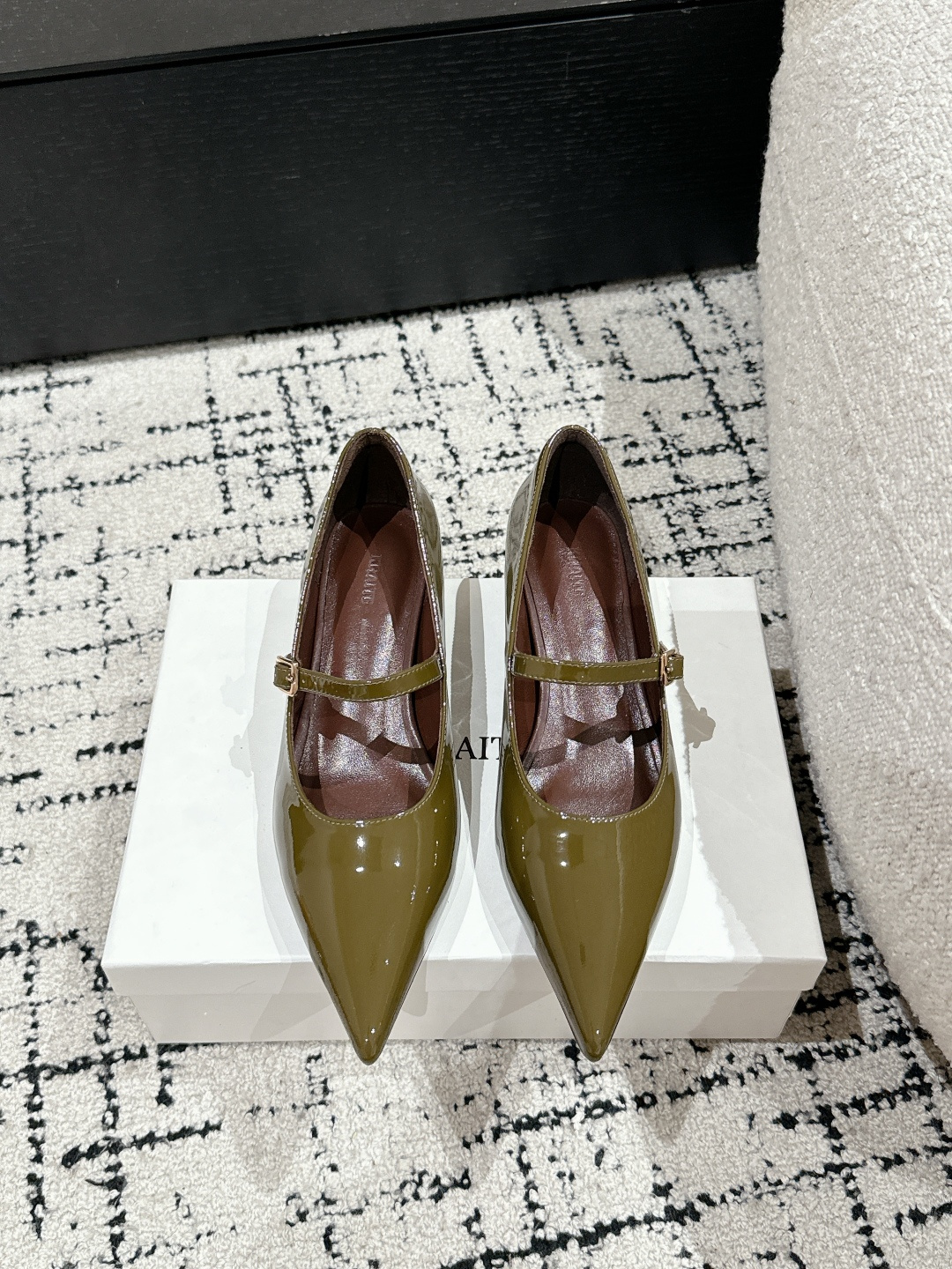 NO:234687,Khaite Niche 25/early spring New flat heel pointed toe shoes This year's popular styles The ever-lasting extremely simple shoes have a strong texture, delicate shoe shape, simple, comfortable and versatile fabric: original 1:1 customized patent leather lining: sheepskin lining outsole: imported Italian genuine leather sole Size: #35-40 (40 custom made without return or exchange), single shoes, sheepskin19860909Khaite小众 25/早春 新款 平跟 尖头单鞋 今年的热门款式 经久不衰的极简单鞋质感超强,鞋型秀气,简单舒适百搭 面料: 原版1:1订制漆皮 内里: 羊皮内里 大底: 意大利进口真皮底 Size: #35-40（40订做不退换）,单鞋,sheepskin,Women's Shoes