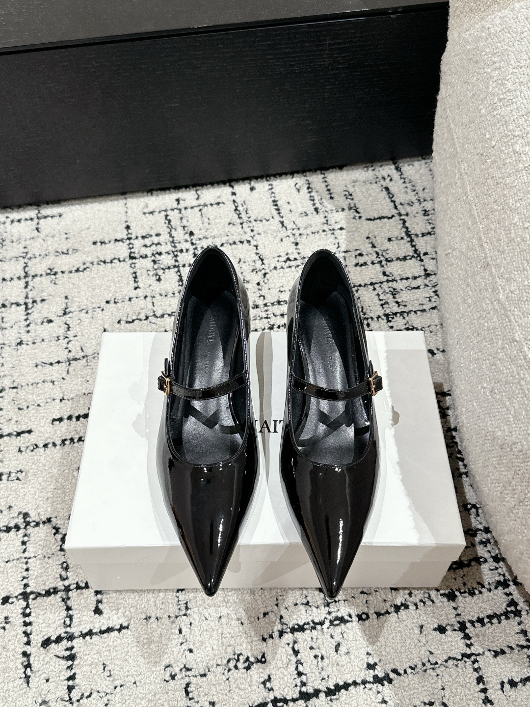 NO:130155,Khaite Niche 25/early spring New flat heel pointed toe shoes This year's popular styles The ever-lasting extremely simple shoes have a strong texture, delicate shoe shape, simple, comfortable and versatile fabric: original 1:1 customized patent leather lining: sheepskin lining outsole: imported Italian genuine leather sole Size: #35-40 (40 custom made without return or exchange), single shoes, sheepskin19860909Khaite小众 25/早春 新款 平跟 尖头单鞋 今年的热门款式 经久不衰的极简单鞋质感超强,鞋型秀气,简单舒适百搭 面料: 原版1:1订制漆皮 内里: 羊皮内里 大底: 意大利进口真皮底 Size: #35-40（40订做不退换）,单鞋,sheepskin,Women's Shoes