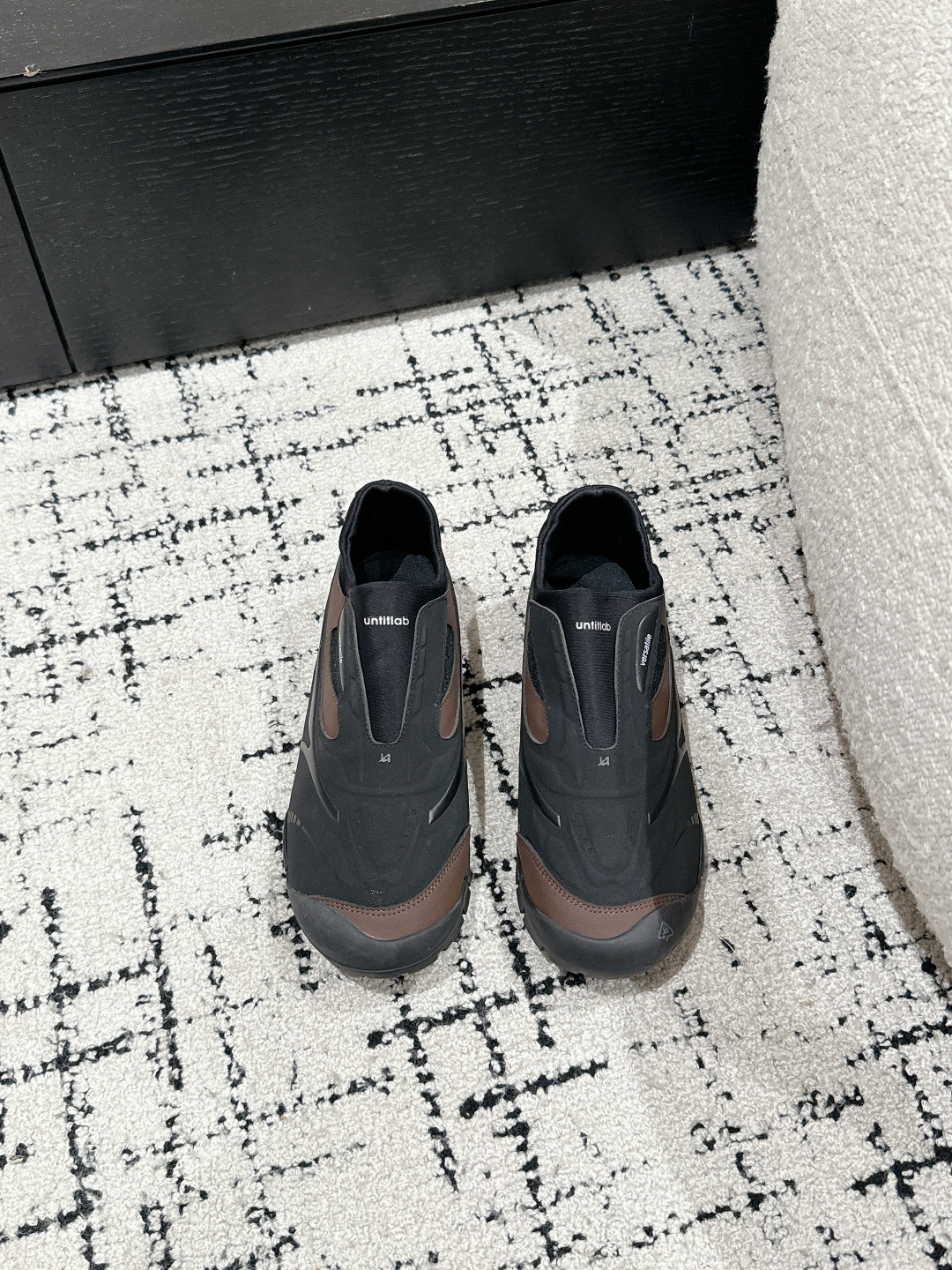 NO:129982,Untitlab Niche Designer 25/ New model for spring press conference Swift Trek series German training sports shoes Yi Mengling and Ouyang Nana same style The overall upper is integrated streamlined layout design 3D three-dimensional contour embossing. It is very futuristic and has a retro atmosphere. Elastic Leica fabric with one foot. It is easy to put on and take off. Fabric: Color-blocking and combination design technology fabric Outsole: Recyclable material waist-hugging streamlined rubber sole Size: #35-40 (40 custom made without return or exchange), casual shoes/sports shoes, stuart weitzman, sneakers19860909Untitlab 小众设计师 25/ 春季发布会新款 Swift Trek系列 德训 机能赛车运动鞋 易梦玲.欧阳娜娜同款 整体鞋面一体化流线布局设计3D立体轮廓压印.非常具有未来感.兼具复古气息 一脚蹬弹力莱卡面料鞋口.穿脱自如 面料: 拼色搭配组合设计科技面料 大底: 可回收材质收腰流线型橡胶底 Size: #35-40(40定做不退换）,休闲鞋/运动鞋,stuart weitzman,sneakers,Women's Shoes