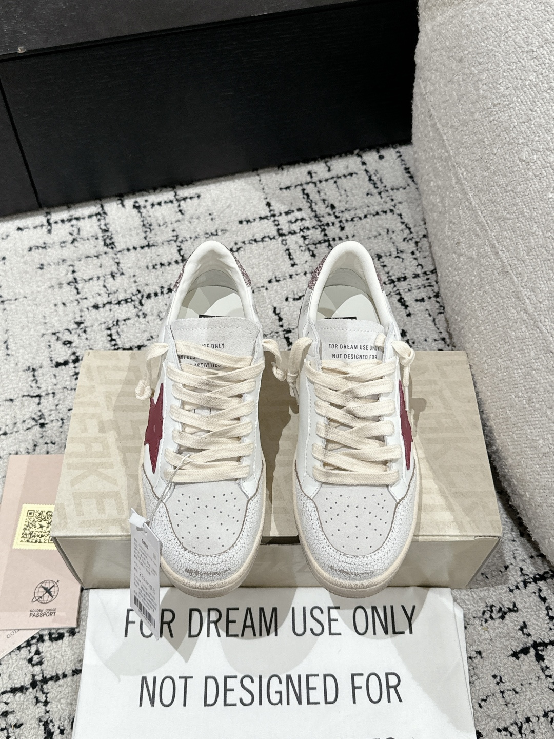 NO:129987,#Women's Purchase Level ｜Golden Goose Deluxe Brand Red Star Purple Fin ggdb Classic Couple Dirty Shoes~~To the point of being red, white shoes, and various small dirty shoes are worn!  Celebrity private server demonstration × It’s so versatile!  No need to worry about washing shoes anymore!  The best white shoes to wear, the last is the same as the original one. The round and flat toe is very formal, not bloated and delicate. Upper: Original custom cowhide Inner: Sheepskin Finger: Original open mold 3.5cm high-rise latex insole Size: #35-40, casual shoes/sports shoes, sneakers, cowhide, sheepskin19860909#女款 代购级  ｜Golden Goose Deluxe Brand 红星紫格尾 ggdb经典情侣款小脏鞋~~火红程度上怼小白鞋,下踩各类小脏鞋！明星私服上脚示范 ×就是这么百搭 ！再也不用担心洗鞋的问题啦！ 最好穿的小白鞋,楦型和原版无差了,圆扁的鞋头修的非常正,不臃肿很秀气 鞋面: 原版定制牛皮 内里: 羊皮 垫脚: 原版开模3.5cm内增高乳胶鞋垫 Size: #35-40,休闲鞋/运动鞋,sneakers,cowhide,sheepskin,Women's Shoes