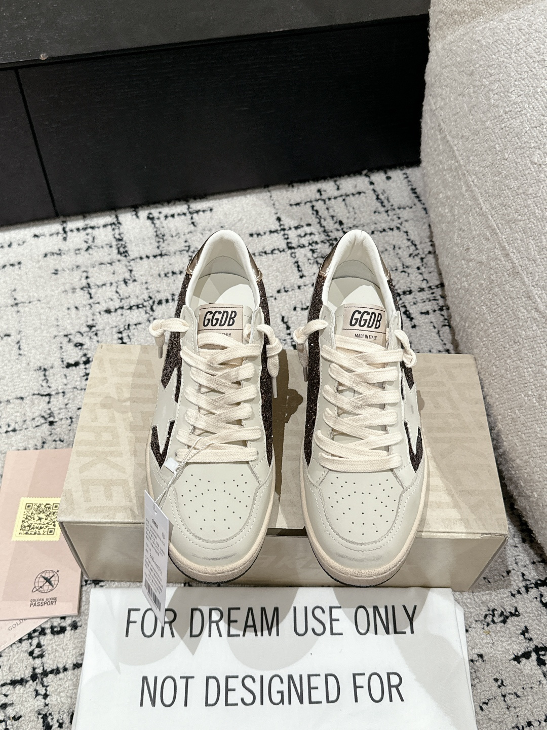 NO:129993,#Women's Purchase Level ｜Golden Goose Deluxe Brand White-Skin Star Zong Grey Special ggdb Classic Couple Dirty Shoes~~To the point of being popular, white shoes, and various small dirty shoes are worn!  Celebrity private server demonstration × It’s so versatile!  No need to worry about washing shoes anymore!  The best white shoes to wear, the last is the same as the original one. The round and flat toe is very formal, not bloated and delicate. Upper: Original custom cowhide Inner: Sheepskin Finger: Original open mold 3.5cm high-rise latex insole Size: #35-40, casual shoes/sports shoes, sneakers, cowhide, sheepskin19860909#女款 代购级  ｜Golden Goose Deluxe Brand 白皮星粽格力特面 ggdb经典情侣款小脏鞋~~火红程度上怼小白鞋,下踩各类小脏鞋！明星私服上脚示范 ×就是这么百搭 ！再也不用担心洗鞋的问题啦！ 最好穿的小白鞋,楦型和原版无差了,圆扁的鞋头修的非常正,不臃肿很秀气 鞋面: 原版定制牛皮 内里: 羊皮 垫脚: 原版开模3.5cm内增高乳胶鞋垫 Size: #35-40,休闲鞋/运动鞋,sneakers,cowhide,sheepskin,Women's Shoes