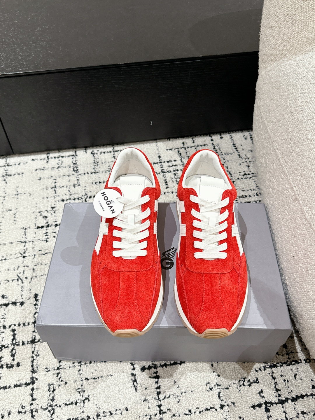 NO:234711,#Couple Model HOGAN 25/86er Series Sports Casual Forrest Gump Shoes Early Spring New 86er Series H671 Sports Casual Shoes Retro Fashion Thick-soled Shoes, interpreting the brand style with a classic but fashionable design, commemorating the birth of the brand. The workmanship is fine, showing the retro street trend, inheriting the extraordinary style, and offering gifts to the classics Fabric: Original ox-reverse lining: Original sheepskin lining outsole Size: #35-45 (Female 40. Men 45 custom-made without return), casual shoes/sports shoes, hogan, sneakers, sheepskin19860909#情侣款 HOGAN 霍根 25/ 86er系列 运动 休闲 阿甘鞋 早春新品86er系列H671运动休闲鞋复古时尚厚底鞋,以经典而不失时尚的设计演绎品牌风格,纪念品牌诞生之年.做工精细,尽显复古街头潮趣,承续不凡格调,向经典献礼 面料: 原版牛反绒 内里: 原版羊皮内里 大底: 原版大底 Size: #35-45(女40.男45定做不退换）,休闲鞋/运动鞋,hogan,sneakers,sheepskin,Women's Shoes