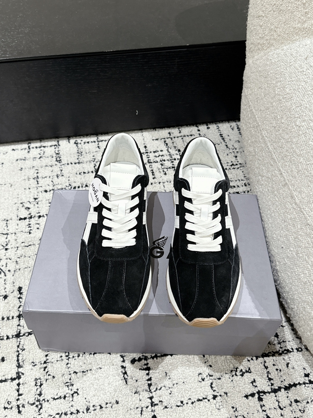 NO:234712,#Couple Model HOGAN 25/86er Series Sports Casual Forrest Gump Shoes Early Spring New 86er Series H671 Sports Casual Shoes Retro Fashion Thick-soled Shoes, interpreting the brand style with a classic but fashionable design, commemorating the birth of the brand. The workmanship is fine, showing the retro street trend, inheriting the extraordinary style, and offering gifts to the classics Fabric: Original cow back velvet/cowhide Lift: Original sheepskin lift Outsole: Original outsole Size: #35-45 (Female 40. Men 45 Customized without return or exchange), casual shoes/sports shoes, hogan, sneakers, cowhide, sheepskin19860909#情侣款 HOGAN 霍根 25/ 86er系列 运动 休闲 阿甘鞋 早春新品86er系列H671运动休闲鞋复古时尚厚底鞋,以经典而不失时尚的设计演绎品牌风格,纪念品牌诞生之年.做工精细,尽显复古街头潮趣,承续不凡格调,向经典献礼 面料: 原版牛反绒/牛皮 内里: 原版羊皮内里 大底: 原版大底 Size: #35-45(女40.男45定做不退换）,休闲鞋/运动鞋,hogan,sneakers,cowhide,sheepskin,Women's Shoes