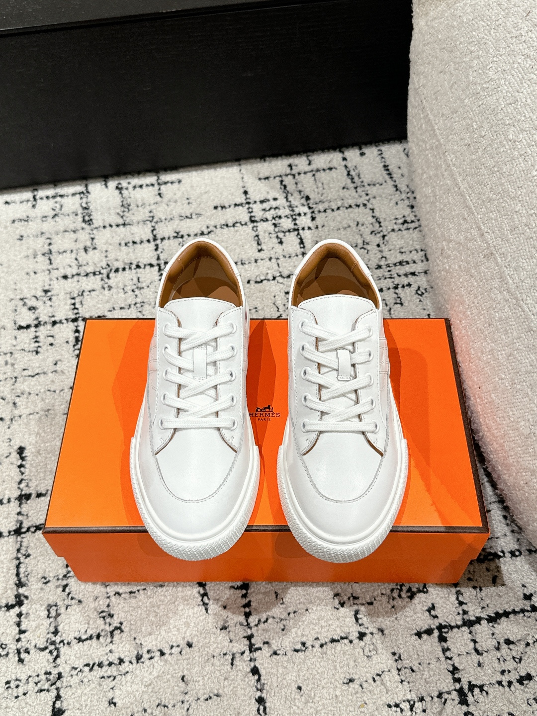 NO:165369,10 men's couples, top version, Hermes Deep series, classic, white shoes, casual shoes, fashionable graphic design, create a retro style, urban style, simple and versatile, business and casual, fabric: cowhide, lining: sheepskin, outsole: original molded tpu outsole Size#35-45 (for women 40.41 men 38.45 custom-made, no return or exchange), casual shoes/sports shoes, hermes, sneakers, cowhide, sheepskin19860909批男10 情侣款 顶级版本 爱马仕 Deep系列 经典 小白鞋 休闲板鞋 时尚的图形设计 打造复古风格 都市造型 简约百搭 商务休闲两不误 面料: 牛皮材质 内里: 羊皮里 大底: 原版开模tpu大底 Size#35-45(女40.41男38.45定做不退换）,休闲鞋/运动鞋,hermes,sneakers,cowhide,sheepskin,Women's Shoes