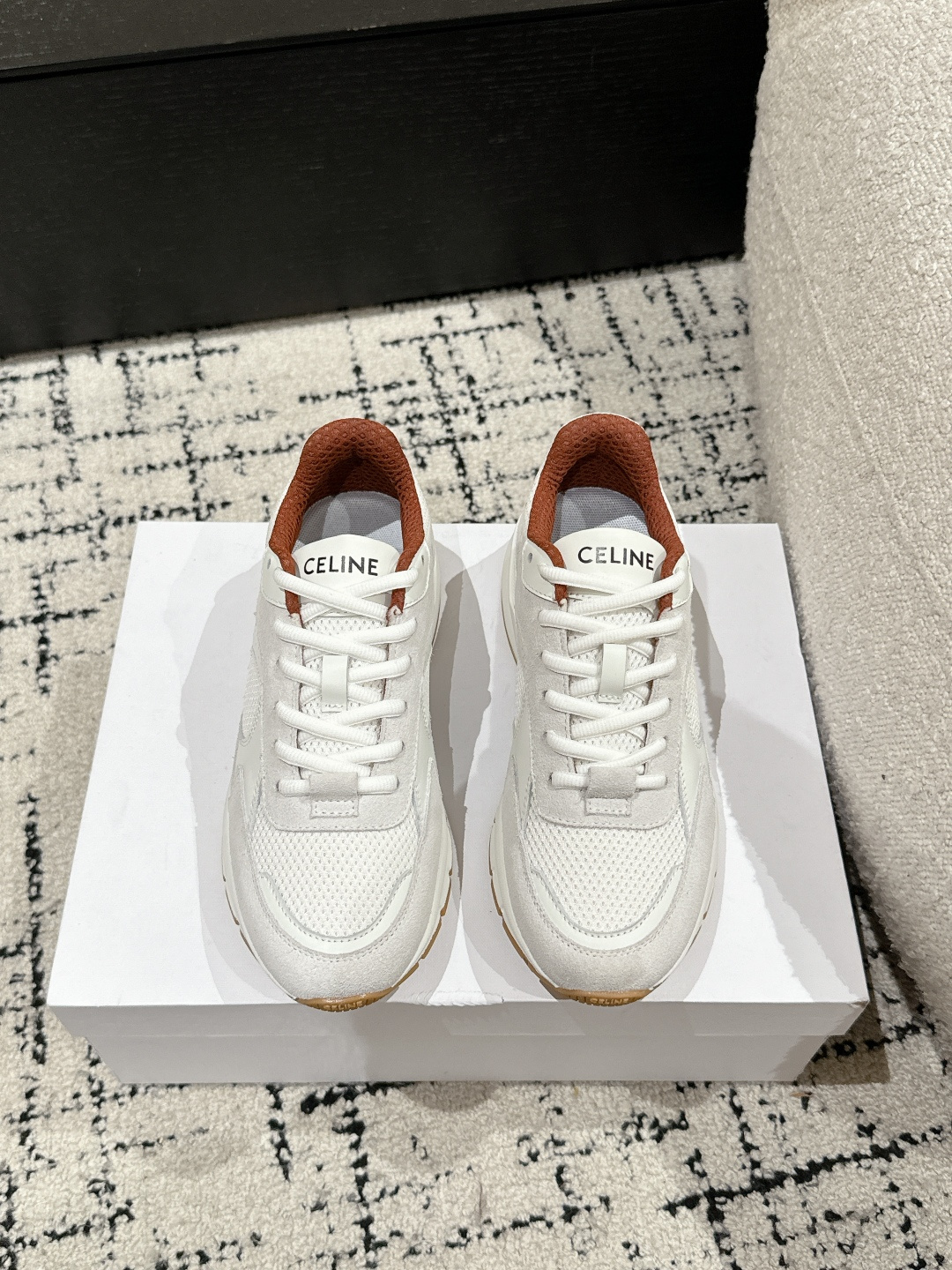 NO:163865,#Top version CELINE 25/ Latest Runner Cr-03 series Lace-up Sports casual shoes New Year sports white shoes are refreshing regardless of the splicing of the contour partition of the last, the front and rear brand LOGOs echo, and the edges of the sole are obviously decorated with Celine letters, all of which highlight the brand elements. Fabric: Niu reverse velvet splicing technology net fabric Inner: Breathable cotton net Outsole: Original tpu combination sole Size: #34-40 (40 custom made without return or exchange), casual shoes/sports shoes, celine, celine, sneakers19860909#顶级版本 CELINE赛琳 25/ 最新 Runner Cr-03系列 系带 运动 休闲鞋 新春运动小白鞋无论从楦型的轮廓隔板的拼接都让人耳目一新、前后品牌LOGO相呼应、大底边位明显Celine字母点缀、无不彰显品牌元素 面料: 牛反绒拼接科技网面料 内里: 透气棉网 大底: 原版tpu组合底 Size: #34-40(40定做不退换）,休闲鞋/运动鞋,celine,celine,sneakers,Women's Shoes