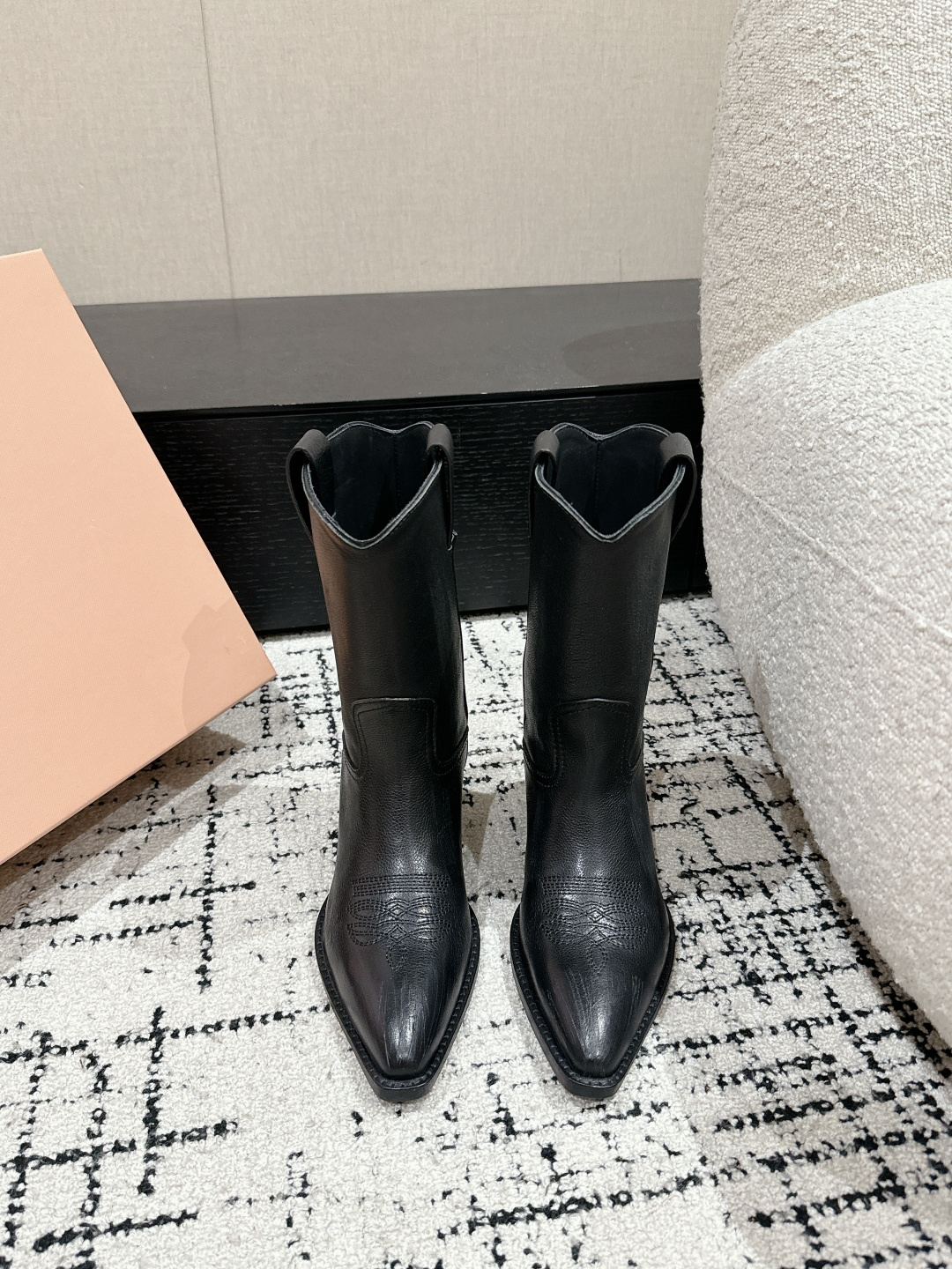 NO:614111,# Top Version Miu Miu Miu Miu 25/ Early Spring Motorcycle Style Pointed Toe Retro Mid-Boots Great! It’s up to us to make Miu look distressed! The fastest version matching across the entire network. The latest version is here! This fall and winter are hot! Next is the rhythm of stock-out! The upgraded coloring and distressing look so nice! Cool and cool, continuing the popular style of Miu 24 autumn and winter show. New short boots. Classic motorcycle boot shape, handsome and modern. Upper: vegetable blended calfskin, super texture. Fabric: Imported cowhide. Lining: cowhide. Foot pads: cowhide. Outsole: Original customized genuine leather outsole. Size: #35-40 (40 is custom-made and non-refundable), boots, miumiu, boots, cowhide, Leather soles19860909#顶级版本 Miu Miu繆繆 25/ 早春 机车风 尖头 复古中靴 太棒了！Miu做旧这块还是得我们！全网对版 最快 最新的来啦！今年秋冬火爆了的！接下来就是妥妥断货节奏！升级了后的擦色做旧太有那味了！酷飒酷飒的 延续了爆款风格 miu 24秋冬秀款 短靴新品 经典机车靴造型,帅气摩登 鞋面 植糅小牛皮,质感超好 面料: 进口牛皮 内里: 牛皮 垫脚: 牛皮 大底: 原版定制真皮大底 Size: #35-40(40定做不退换）,靴子,miumiu,boots,cowhide,Leather soles,Women's Shoes