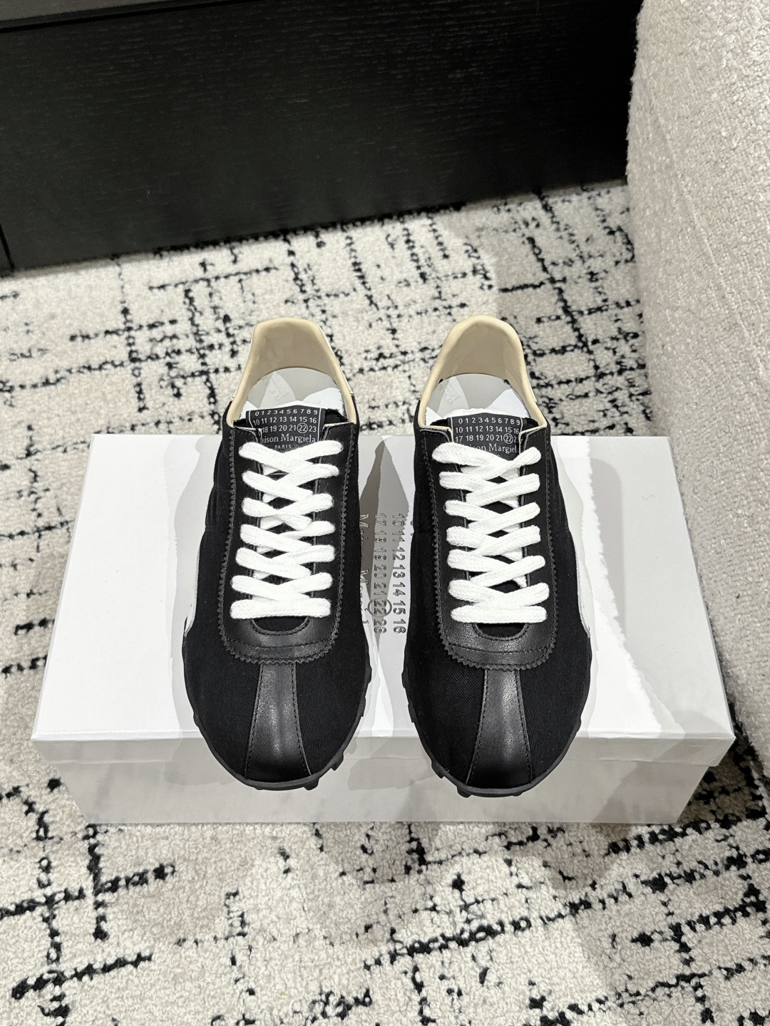 NO:165539,Maison Margiela 25/ Spring and Summer New Sprinters Sneakers The outline is made of old-fashioned nylon and retro-treated suede, inspired by retro running shoes. Through old-fashioned, stitching, splicing and other processes, it gives the item a new life and beauty. The tongue is decorated with a classic digital logo, paired with an anti-slip spike sole, and the tail is decorated with an iconic white stitching logo, full of craftsmanship Size: #women 35-40 men 40-45 (women 40. men 45 custom made), casual shoes/sports, masion margiela, sneakers, chamois leather19860909Maison Margiela 马吉拉 25/ 春夏 新款Sprinters运动鞋 轮廓采用做旧感尼龙与复古处理麂皮制成,灵感来源于复古跑鞋.通过做旧、缝线、拼接等工艺,赋予单品新的生命和美感.舌头饰有经典的数字标志,搭配有防滑的钉状鞋底,鞋尾饰有标志性的白色缝线logo,充满工艺感 Size: #女35-40男40-45（女40.男45定做）,休闲鞋/运动鞋,masion margiela,sneakers,chamois leather,Women's Shoes