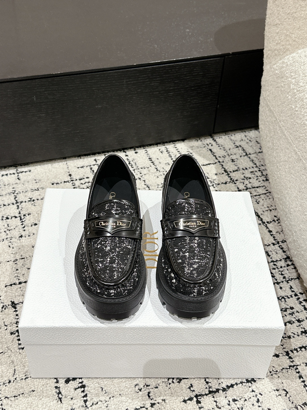 NO:234689,Dior 25/Spring and Summer New Super Light Loafers, New Outsoles, Thick Sole, The layout strives to create fashionable classic items, a new product created by the first large show of Paris Fashion Week. Inspired by the designer D, the designer cleverly combines it with the perfect shoe shape. It is more fashionable with the brand buckle!  Original creation, perfect and exquisite workmanship!   Imported upper beaded cowhide, water dyed cowhide, sole IP foamed outsole Size#35-41 (40 41 custom made without return), loafers, dior, dior, loafers, cowhide19860909Dior 迪奥 25/春夏新款超轻乐福鞋 全新大底厚底 版面力求打造时尚经典单品 巴黎时装周第一场分量十足的大秀场打造的新品 灵感由D主设计师巧妙结合在完美鞋型上.搭配品牌搭扣,更显时尚！原版打造 完美 精致做工！  鞋面进口开边珠牛皮 内里水染牛皮 鞋底IP发泡大底 Size#35-41（40 41定做不退换）,乐福鞋,dior,dior,loafers,cowhide,Women's Shoes