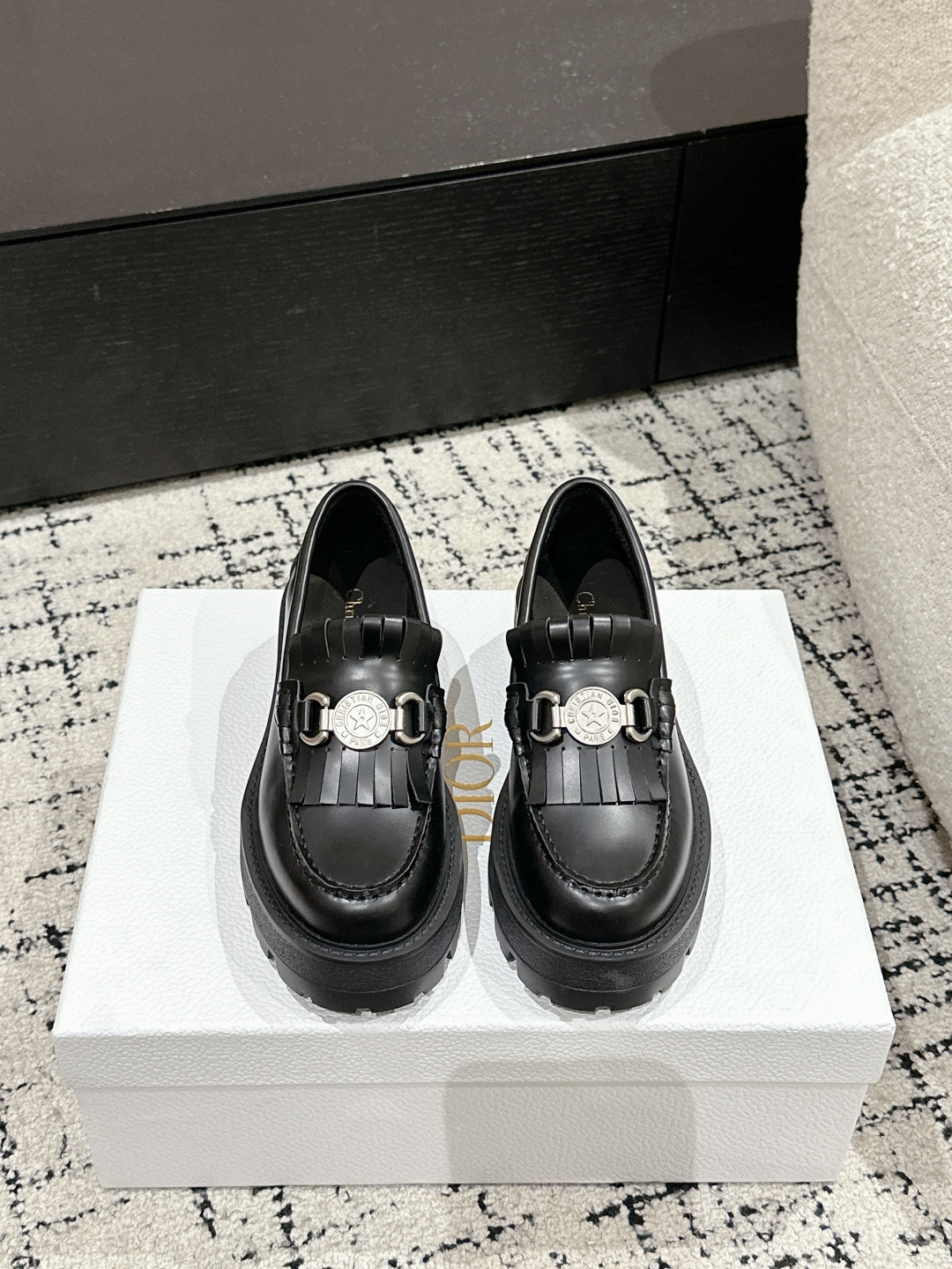 NO:234686,Dior 25/ New early spring style coin tassels, thick-soled loafers. Black calfskin is used to create the shoe body. Paired with white leather tassels, it shows the contrasting layering. The tassels are decorated with silver lucky star metal round cards. It is very exquisite. It is comfortable to wear and looks good and easy to match. It can be worn in spring, summer, autumn and winter!  Original imported beaded cowhide with open edges, water dyed cowhide with inner sole original rubber foam sole Size35-41 (40.41 custom made without return), loafers, dior, dior, loafers, cowhide19860909Dior 迪奥 25/ 早春新款 钱币流苏 厚底 乐福鞋 采用黑色小牛皮打造鞋身 搭配白色皮革流苏 展现出撞色的层次感 流苏上点缀了银色幸运星金属圆牌 十分精致 穿着舒适好看而且好搭配 春夏秋冬都以穿！ 鞋面原版进口开边珠牛皮 内里水染牛皮 鞋底原版橡胶发泡大底 Size35-41 (40.41定做不退换),乐福鞋,dior,dior,loafers,cowhide,Women's Shoes