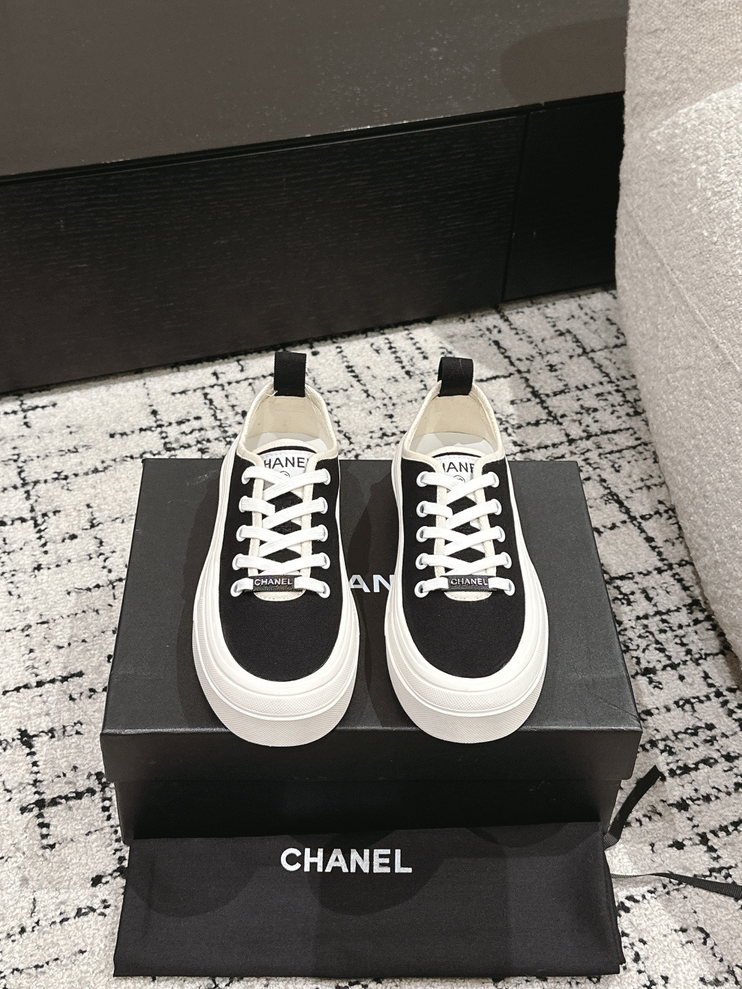 NO:165537,Chanel Chanel 25/ Hidden medieval canvas shoes full of Vintage, medieval replica get~ Canvas shoes are suitable for spring and summer, black and white splicing is very Chanel. It is very retro college-like with socks. Upper canvas outsole rubber outsole Size#35-40, casual shoes/sports shoes, chanel, chanel, sneakers, socks19860909Chanel香奈儿 25/ 隐藏中古款帆布鞋 Vintage感满满,中古复刻get啦～帆布鞋适配春夏,黑白拼接就很Chanel.配合袜子就很复古学院的感觉. 鞋面帆布 大底橡胶大底 Size#35-40,休闲鞋/运动鞋,chanel,chanel,sneakers,socks,Women's Shoes