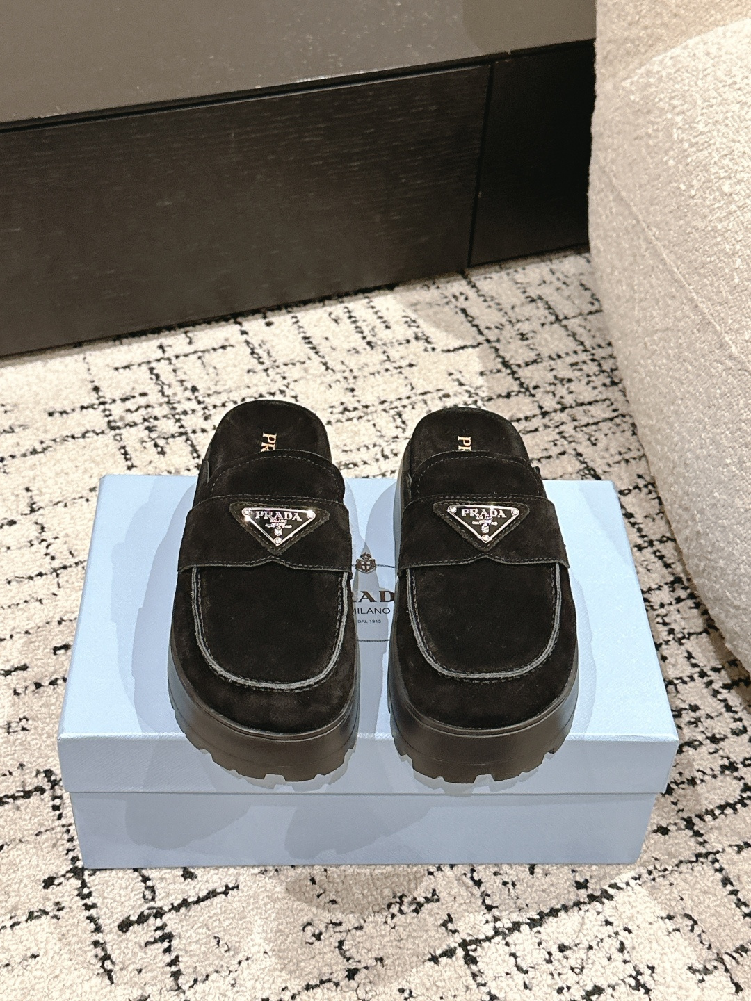 NO:232313,Prada 25/ New one-foot thick sole Birkent toe half-mopping This beef tendon sole is very comfortable on the feet, and it is very exciting this year. It is both casual and refreshing. The refreshing performance is enough to express the control of every detail of the shoes!  The gospel of a small person: height of about 4cm. Imported mercerized beef velvet/cowhide. Inner: Sheepskin inner strap. Outsole: Anti-slip shoes beef tendon sole. Size#35-41 (40.41 custom-made, non-return and exchange), semi-torque, prada, prada, cowhide, sheepskin19860909Prada普拉达 25/ 新款一脚蹬厚底勃肯包头半拖 这款牛筋底上脚非常舒适,今年非常爆,穿上（增高）休闲两不误,清爽的表现足以表达对鞋子的个个细节的把控！小个子的福音 增高4cm左右 面料进口丝光牛反绒/牛皮 内里: 羊皮内里带 大底: 防滑鞋牛筋底 Size#35-41（40.41定制不退换),半拖,prada,prada,cowhide,sheepskin,Women's Shoes