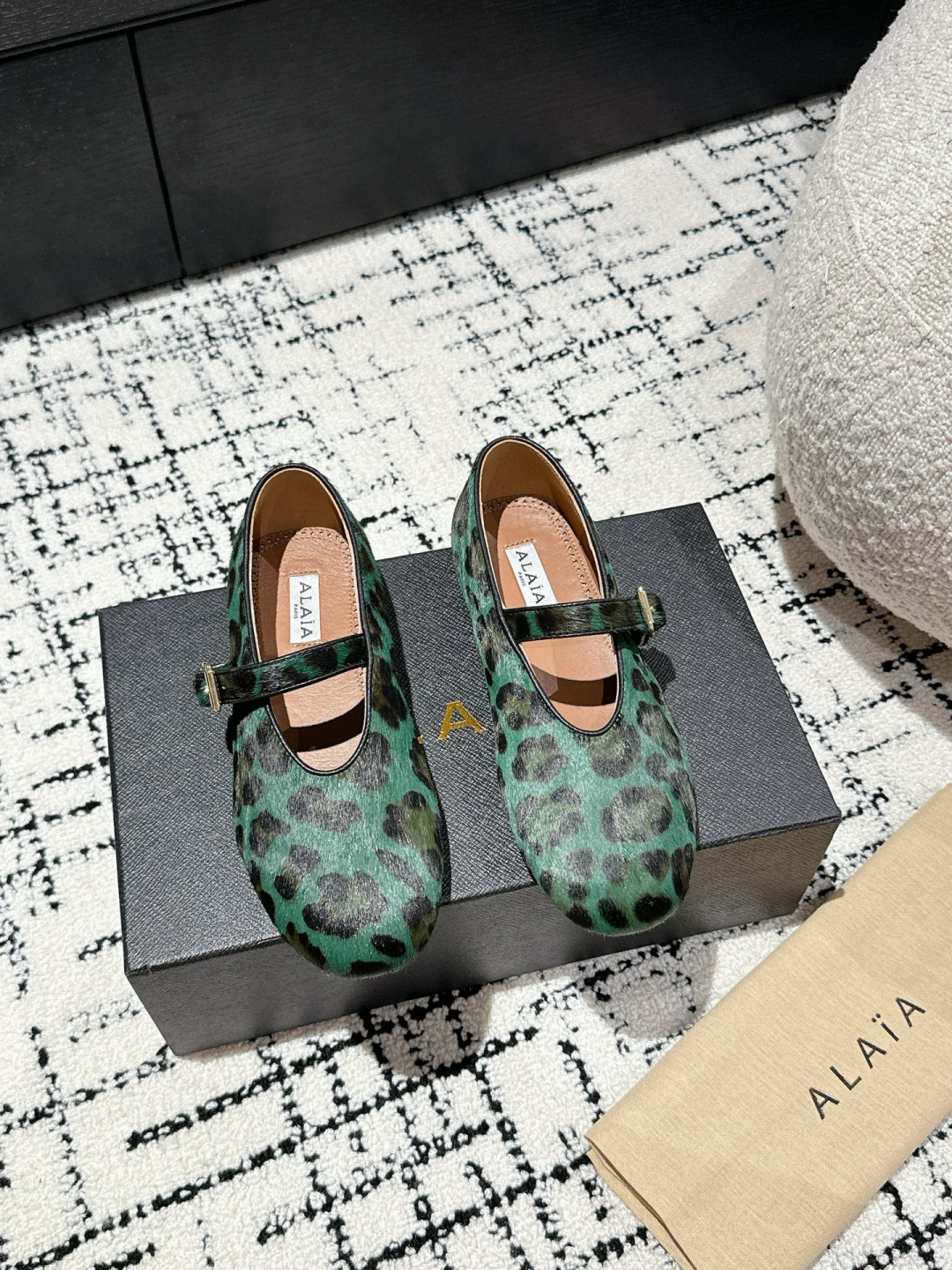 NO:165547,Alaia 25/ A catwalk flat leopard ballet shoes. Alaia is ultimate comfort and versatility. The cross-belt design has a ballet feeling. The same style as Zhang Xiaohui. Sweet and cool ballet style. A popular ballet shoes, romantic and charming. The original custom cowhide/mesh/yangjing fabric. Inner sheepskin. Outsole private mold rubber non-slip sole. Size35-40 (40 custom made without return or exchange), ballet shoes, alaia, cowhide, sheepskin, sheep19860909Alaia 25/ 走秀款平底豹纹芭蕾舞鞋 兜兜转转还得是Alaia 极致的舒适和百搭 交叉带的设计有种芭蕾舞的感觉 章小蕙同款 甜酷芭蕾风 人气超高的一款芭蕾舞鞋,浪漫又迷人 鞋面原版订制牛皮/网纱/羊京面料 内里羊皮 大底私模橡胶防滑大底 Size35-40（40订做不退换）,芭蕾舞鞋,alaia,cowhide,sheepskin,sheep,Women's Shoes