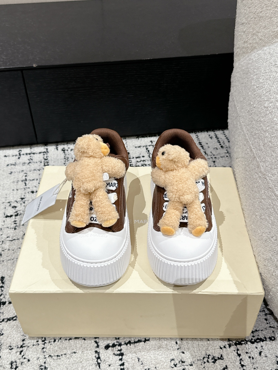 NO:165546,13DEMARZO niche trendy brand 25/Latest Bear Thick Sole Cookie Shoes Casual Shoes Shoes and Bears can be matched together. The soft and cute little bear is fixed with elastic buttons (very firm and not easy to fall off). The spliced ​​upper surface. The black will be more dirt-resistant and better to handle the wide shoelace design. The overall texture is full of rubber sole. The wear-resistant non-slip shoe shoe shape is also very suitable for various combinations of daily life. Casual and comfortable. Fabric: original custom cowhide Inner: original custom breathable mesh. Foot pad: original injection molding pad. Outsole: original open mold rubber sole. Size: #35-40 (40 custom made without return or exchange), casual shoes/sports shoes, sneakers, cowhide1986090913DEMARZO小众潮牌 25/最新 小熊 厚底 饼干鞋 休闲鞋 鞋子和小熊居然也能搭配到了一起,软萌可爱的小熊通过弹力纽扣固定(很牢固 不易脱落) 拼接的帮面 黑色会更耐脏也更好打理宽鞋带设计整体质感十足 橡胶鞋底 耐磨防滑板鞋造型也很适合日常生活的各种搭配 休闲又舒适 面料:原版定制牛皮 内里:原版定制透气网 垫脚:原版注塑成型垫 大底:原版开模橡胶大底 Size:#35-40(40定做不退换）,休闲鞋/运动鞋,sneakers,cowhide,Women's Shoes
