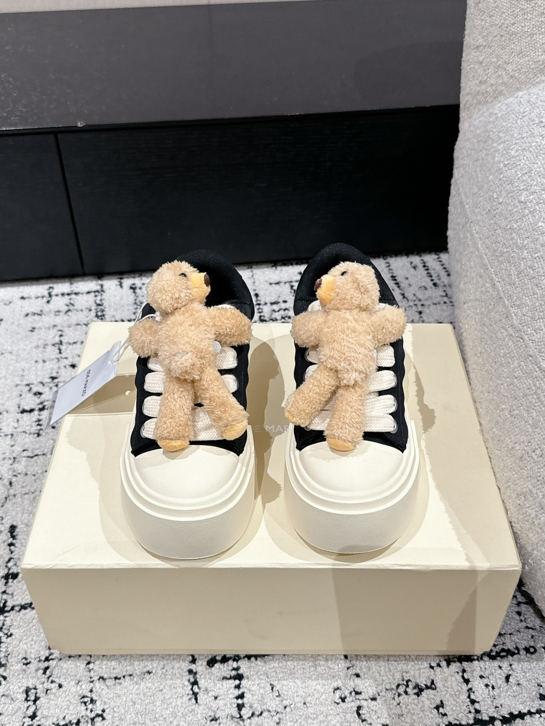 NO:165542,13DEMARZO niche trendy brand 24/Latest Bear Thick Sole Cookie Shoes Casual Shoes Shoes and Bears can be matched together. The soft and cute little bear is fixed with elastic buttons (very firm and not easy to fall off). The spliced ​​upper surface. The black will be more dirt-resistant and better to handle the wide shoelace design. The overall texture is full of rubber sole. The wear-resistant non-slip shoe shoe shape is also very suitable for various combinations of daily life. Casual and comfortable. Fabric: original custom canvas. Inner: original custom breathable mesh. Foot pads: original injection molding pads. Outsole: original open mold rubber sole. Size: #35-40 (40 custom made without return or exchange), casual shoes/sports shoes, sneakers1986090913DEMARZO小众潮牌 24/最新 小熊 厚底 饼干鞋 休闲鞋 鞋子和小熊居然也能搭配到了一起,软萌可爱的小熊通过弹力纽扣固定(很牢固 不易脱落) 拼接的帮面 黑色会更耐脏也更好打理宽鞋带设计整体质感十足 橡胶鞋底 耐磨防滑板鞋造型也很适合日常生活的各种搭配 休闲又舒适 面料:原版定制帆布 内里:原版定制透气网 垫脚:原版注塑成型垫 大底:原版开模橡胶大底 Size:#35-40(40定做不退换）,休闲鞋/运动鞋,sneakers,Women's Shoes