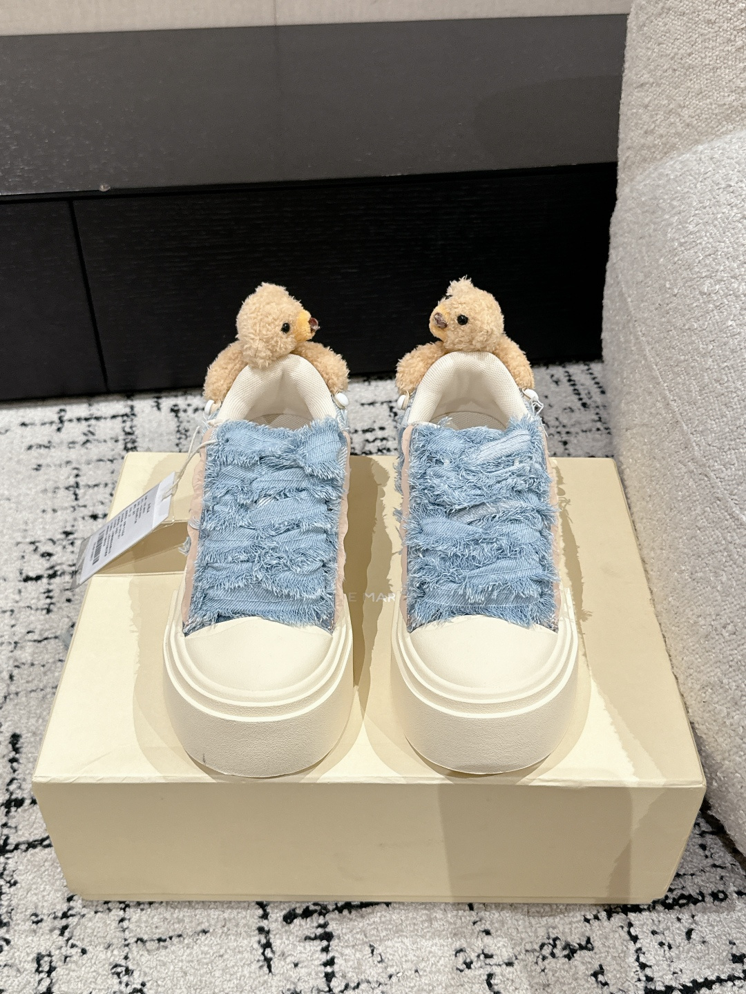 NO:164471,13DEMARZO 25/New Three-dimensional dolls Dissolved shoes Casual shoes Three-dimensional bear dolls Dissolved shoes This pair of shoes adopts a unique dissolving design, making every step full of fun. The three-dimensional design of the little bear doll makes this pair of shoes stand out from the crowd and become the most beautiful on the street. The foamed big-toe sole is soft and cute. Super light. A must-have artifact for beauty. The upper is original custom canvas/cowhide. The inner lining is original breathable Monica mesh. Heel height 4cm. The sole is original open molded rubber outsole. Size#35-40 (40 custom made without return or exchange), casual shoes/sneakers, sneakers, cowhide1986090913DEMARZO 25/新款 立体玩偶 溶解鞋 休闲鞋 立体小熊玩偶溶解鞋 这双鞋采用独特溶解设计 让每一步都充满趣味 小熊玩偶的立体设计 让这双鞋在人群中脱颖而出 成为街头最靓的崽 发泡大头鞋底软萌可爱 超级轻盈 美女必备神器 鞋面原版定制帆布/牛皮 内里原版透气莫尼卡网纱 跟高4cm 鞋底原版开模橡胶大底 Size#35-40（40定做不退换）,休闲鞋/运动鞋,sneakers,cowhide,Women's Shoes
