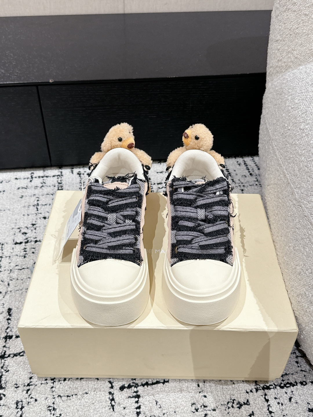 NO:165544,13DEMARZO niche trendy brand 25/Latest Bear Thick Sole Cookie Shoes Casual Shoes Shoes and Bears can be matched together. The soft and cute little bear is fixed with elastic buttons (very strong and not easy to fall off). The spliced ​​upper surface. Black will be more dirt-resistant and better to handle wide shoelaces. The overall texture is full of rubber sole. Wear-resistant non-slip shoe shoe shape is also very suitable for various combinations of daily life. Casual and comfortable. Fabric: Original custom canvas. Inner: Original custom breathable mesh. Floor pad: Original injection molding pad. Outsole: Original open mold rubber outsole. Size: #35-40 (40 custom made without return or exchange), casual shoes/sports shoes, sneakers1986090913DEMARZO小众潮牌 25/最新 小熊 厚底 饼干鞋 休闲鞋 鞋子和小熊居然也能搭配到了一起,软萌可爱的小熊通过弹力纽扣固定(很牢固 不易脱落) 拼接的帮面 黑色会更耐脏也更好打理宽鞋带设计整体质感十足 橡胶鞋底 耐磨防滑板鞋造型也很适合日常生活的各种搭配 休闲又舒适 面料:原版定制帆布 内里:原版定制透气网 垫脚:原版注塑成型垫 大底:原版开模橡胶大底 Size:#35-40(40定做不退换）,休闲鞋/运动鞋,sneakers,Women's Shoes