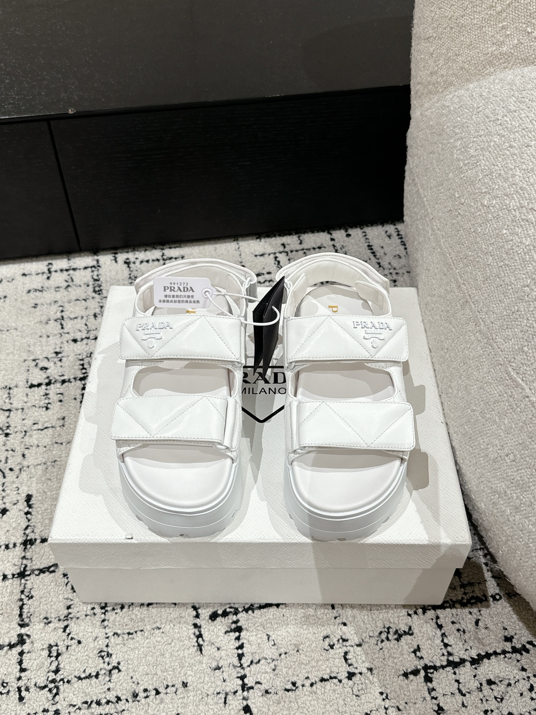 NO:232287,#Premium version PRADA 25/Prada Thick-soled Velcro two-band sandals/half-wheeled Thick-soled Velcro sandals Cool feel this pair of Velcro sandals must be C-position. Quilted leather has a high-quality texture. Neatly a stylish item for walking. It is also a silent declaration of personality and taste. It can easily explode the street when paired. Imported sheepskin on the upper, imported sheepskin on the inner, outsole zp foaming ultra-light non-slip sole Size#35-41 (40.41 custom-made, non-return and exchange), sandals, prada, prada, sandals, sheepskin19860909#顶级版本 PRADA 25/普拉达 厚底魔术贴两带凉鞋/半拖 厚底魔术贴凉鞋 酷感当道 这双魔术贴凉鞋必须C位 绗缝皮革质感上乘 利落搭带设计 不仅是行走的时尚单品 更是个性与品味的无声宣言 随意搭配 都能轻松炸街 鞋面进口羊皮 内里进口羊皮 大底zp发泡超轻防滑大底 Size#35-41（40.41定制不退换）,凉鞋,prada,prada,sandals,sheepskin,Women's Shoes