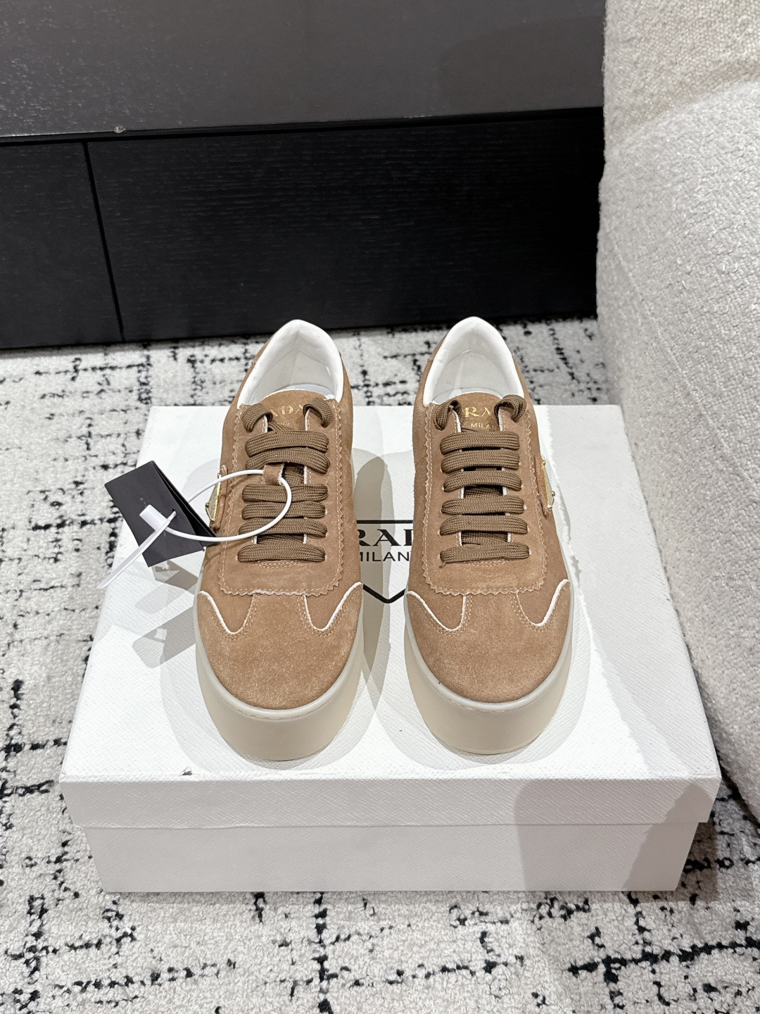 NO:165538,Prada 25/ Latest Downtown Bold Series Thick Sole Triangle Mark Casual White Shoes Sports style design and exquisite details. It is made of perforated leather, and the unique thick sole presents a unique modern style. The Prada logo is interpreted through different angles, decorated with the iconic enameled triangle metal logo, highlighting a unique classic style. The delivery counter is exquisitely packaged Fabric: Original custom imported top layer cowhide/Niujing Living: Soft sheepskin Outsole: Original mold-opening ultra-light foaming outsole Sole thickness: 4.5CM Size: #35-41 (40.41 custom-made non-return and exchange), casual shoes/sports shoes, prada, prada, sneakers, cowhide, sheepskin19860909Prada 普拉达 25/ 最新Downtown Bold系列 厚底 三角标 休闲 小白鞋 运动风设计搭配精致细节.采用穿孔皮革打造,个性的厚底呈现别具一格的现代风格.通过不同角度演绎Prada徽标,饰有标志性的涂珐琅三角形金属徽标,彰显别具一格的经典格调 配送专柜精美包装 面料: 原版定制进口头层牛皮/牛京 内里: 柔软羊皮里 大底: 原版开模超轻发泡大底 底厚: 4.5CM Size: #35-41（40.41定做不退换）,休闲鞋/运动鞋,prada,prada,sneakers,cowhide,sheepskin,Women's Shoes