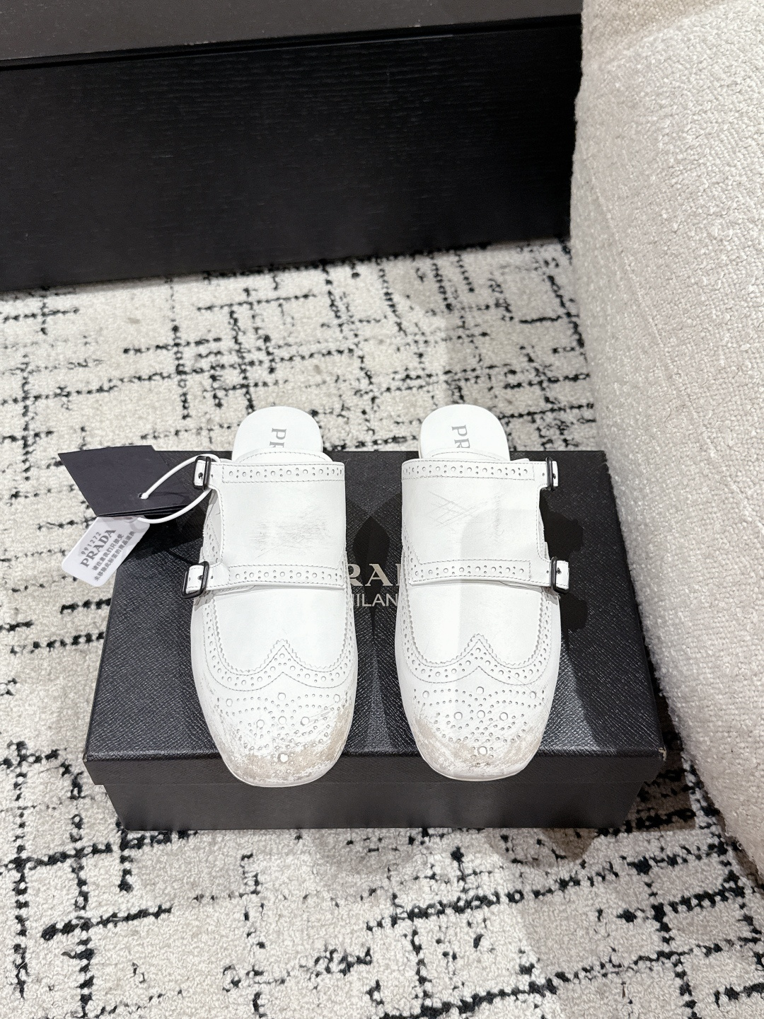 NO:232309,#Top version Prada 25/ catwalk retro 2 button slippers hit!  The catwalk style is retro and fashionable, casual and versatile, fashionable and casual, unique taste, everyone loves and easily controls it. It will explode every year. It is enough to conquer you, wear it, casual and fashionable, both without mistakes, simple and handsome on the feet Fabric: imported wax calfskin Inner: dyed sheepskin soft and delicate Outsole: Rubber beef tendon sole Size: #35-41 (40.41 custom-made, non-return and exchange), semi-sliding shoes, prada, prada, slippers, cowhide, sheepskin19860909#顶级版本 Prada 普拉达 25/ 走秀款复古2扣拖鞋 爆款！走秀款 复古感时髦满满 随意百搭 时尚休闲 独到味道,人人都爱也轻松驾驭 每年都会爆.足以征服你,穿上它,休闲时髦 两不失误 上脚简单帅气 面料: 进口蜡感小牛皮 内里: 透染羊皮柔软细腻 大底: 橡胶牛筋底 Size: #35-41（40.41定制不退换),半拖单鞋,prada,prada,slippers,cowhide,sheepskin,Women's Shoes