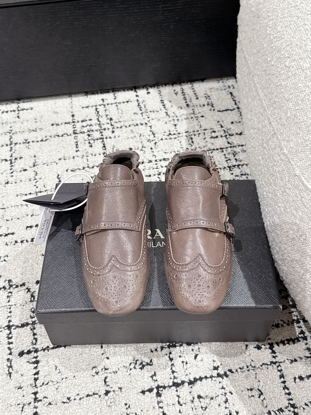 NO:232311,#Top version Prada 25/ catwalk retro 2 button shoes hits!  The catwalk style is retro and fashionable, casual and versatile, fashionable and casual, unique taste, everyone loves and easily controls it. It will explode every year. It is enough to conquer you, wear it, casual and fashionable, both without mistakes, simple and handsome on the feet Fabric: imported wax calfskin Inner: dyed sheepskin soft and delicate Outsole: Rubber beef tendon sole Size: #35-41 (40.41 custom-made, non-return and exchange), semi-sheepskin, prada, prada, cowhide, sheepskin19860909#顶级版本 Prada 普拉达 25/ 走秀款复古2扣单鞋 爆款！走秀款 复古感时髦满满 随意百搭 时尚休闲 独到味道,人人都爱也轻松驾驭 每年都会爆.足以征服你,穿上它,休闲时髦 两不失误 上脚简单帅气 面料: 进口蜡感小牛皮 内里: 透染羊皮柔软细腻 大底: 橡胶牛筋底 Size: #35-41（40.41定制不退换),半拖单鞋,prada,prada,cowhide,sheepskin,Women's Shoes