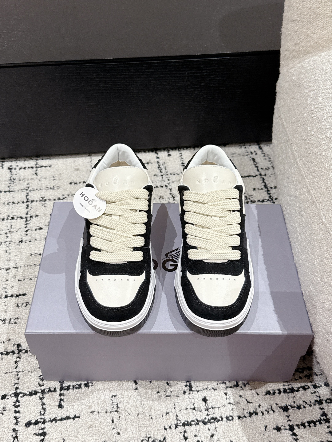 NO:165540,Men #Top version Hogan Hogan Chamallow 25/ H667 series Couple model Little fat tuck thick sole casual sports shoes Original purchase and development Made this Hogan Chamallow series sports and casual shoes combine street style and Hogan fashion concepts. The shoe style is unique and handsome, incorporates skateboarding elements, and the filling design is soft and comfortable. Napa leather is paired with smooth leather upper, light outsole has anti-slip marks with different textures, the heel is embellished with three-dimensional Hogan logo, memory foam inner sole is cushioned and comfortable, gently wraps feet, delivery counter exquisite packaging, original fabric custom imported head layer cowhide, inner custom imported breathable net, large sole original opening mold ultra light foam material, bottom thickness 3.5CM Size#women's model 35-40 /  Men's 39-44, casual shoes/sports shoes, hogan, sneakers, cowhide19860909男 #顶级版本 Hogan霍根Chamallow 25/ H667系列 情侣款 小胖丁 厚底 休闲 运动鞋 原版购入开发 做货 本款Hogan Chamallow系列运动休闲鞋糅合街头风和Hogan时尚理念,鞋型个性帅气,融入滑板运动元素,填充设计柔软舒适.纳帕皮革拼光滑皮革鞋面,轻便外底设有不同纹理的防滑痕,后跟点缀立体感Hogan标识,记忆泡沫内底缓震舒适,轻柔包裹双脚 配送专柜精美包装 面料原版定制进口头层牛皮 内里定制进口透气网里 大底原版开模超轻发泡材质 底厚3.5CM Size#女款35-40 / 男款39-44,休闲鞋/运动鞋,hogan,sneakers,cowhide,Women's Shoes