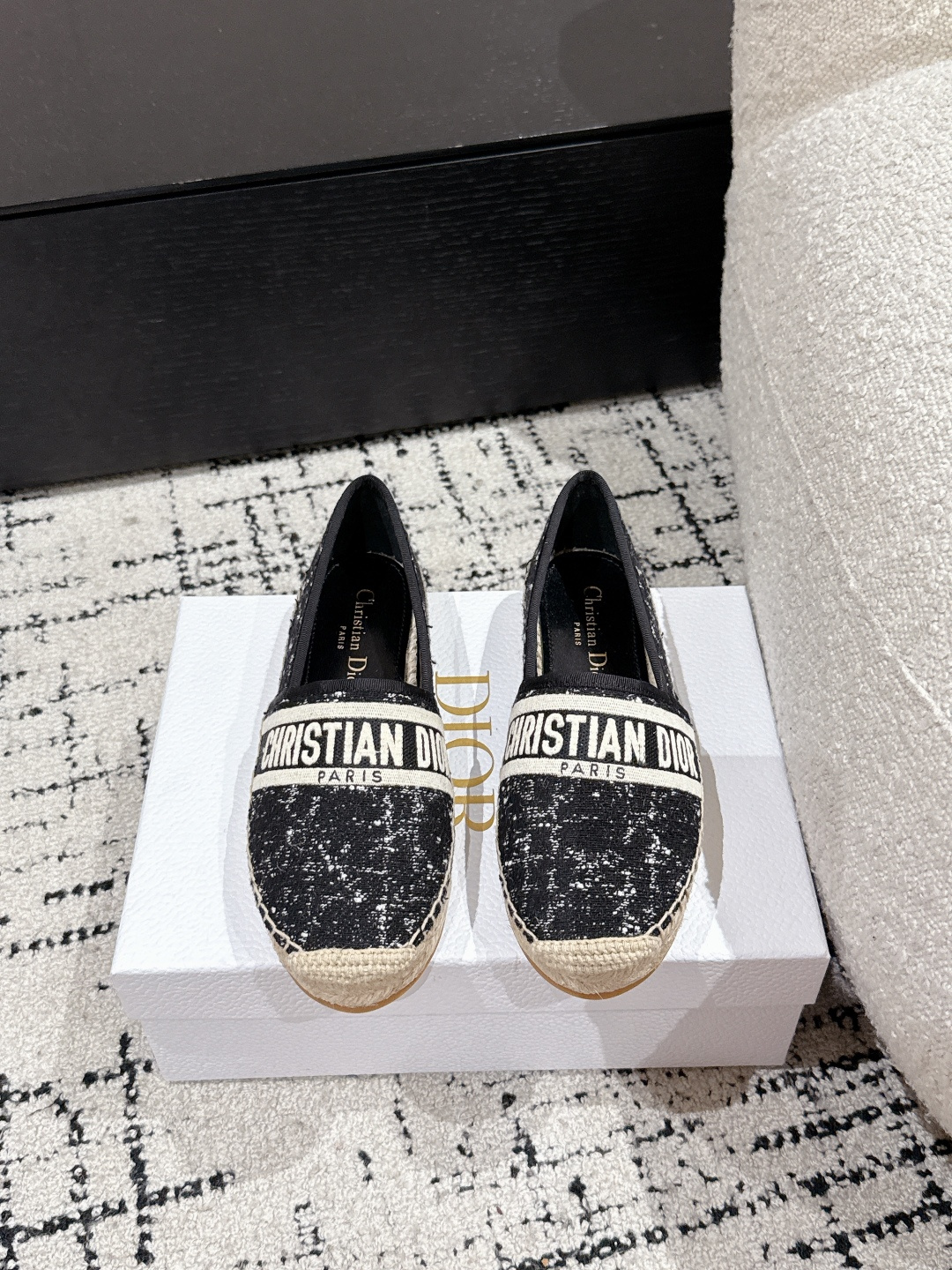 NO:234688,#Top version Dior Granville 25/ Latest Muller Fisherman's Shoes 3D Ten Thousand Needle Embroidery Technology, the strongest channel, exclusive and expensive!  Dior Granville Fisherman's Shoes are featured in an iconic casual style, as dazzling as on the runway Dior Fisherman's Semi-slippers!  Adopting an iconic casual style, like the one on the runway, the spring and summer BLIQUE pattern jacquard embroidery Wang Ziwen’s same style fisherman shoes. Classic logo embroidery element design. The series D’s main years in the past two years, retro literary atmosphere, versatile and fashionable. It is hard to find a shoe. I bought 2 pairs of zp white slippers. The two lasts are different from fisherman shoes. To achieve 1:1, you must get both layouts. There is no difficulty in craftsmanship. The key is the upper. The price of fabric to achieve this level will not be cheap. A pair of uppers is the price of a pair of fisherman shoes. I believe that everyone will not be disappointed when you get it. It is also one of the must-have items in spring and summer. Fabric: Hand-sewn hemp rope. Outsole: Original custom imported anti-slip rubber sole. Size#35-42 (40 41  42 Custom made no return or exchange), fisherman's shoes, dior, dior, dior, slippers, espadrilles19860909#顶级版本 Dior 迪奥 Granville 25/ 最新 穆勒渔夫鞋 3D万针刺绣工艺,最强的渠道,专贵无差！ Dior Granville 渔夫鞋 采用标志性的休闲风格,如在 T 台上一般耀眼夺目 迪奥 渔夫半拖鞋！ 采用标志性的休闲风格,如在 T 台上一般耀眼夺目春夏BLIQUE图案提花绣王子文同款渔夫鞋 经典logo刺绣元素设计,D家这两年主打的系列,复古文艺气息 百搭又时髦  zp一鞋难求 买了2 双zp 白色拖鞋款 和渔夫鞋款 两款楦行不一样哦 要做到1:1 必须两个版面都拿下 工艺没什么难点就是渔夫鞋工艺 重点是鞋面 做到这个程度的面料价格不会便宜 一双鞋面就是人家一双渔夫鞋价格 ,相信大家拿到手不会失望的款 ,也是春夏必入单品之一 面料: 手工缝制麻绳 大底: 原版定制进口防滑橡胶底 Size#35-42（40 41 42订做不退换）,渔夫鞋,dior,dior,dior,slippers,espadrilles,Women's Shoes