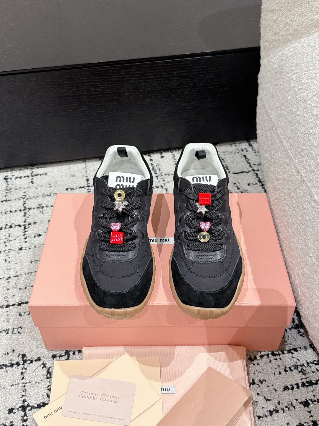 NO:234704,Miu Miu 25/ Prelude series Tyre Forrest Gump Casual Sports Shoes Tyre sports shoes are inspired by the design of car tires. The outsole made of rubber material and streamlined design combines elegance and sporty functions. Equipped with a natural rubber sole, the silhouette design is inspired by the dynamic lines of car tires, and the name of the Tyre series is also derived from this. The rubber sole not only adds the retro attributes of this pair of shoes, but also adds anti-slip functions. The upper is made of technological fabric and suede, combining sports and fashion, function and elegance, expressing the core spirit of Miu Miu. A total of four colors are available: dark green, gray, cream white and bright yellow. The ballet flat shoes are mainly light cream white and soft gray! Fabric: Original custom down cloth/beef reverse lid: Original sheepskin lid Outsole: Original rubber non-slip sole Size: 35-40 (40 custom made without return or exchange), casual shoes/sports shoes, miumiu, flats, sneakers, down jacket, sheepskin, chamois leather19860909Miu Miu繆繆 25/ Prelude 系列 Tyre 阿甘 休闲 运动鞋 Tyre运动鞋灵感来源于汽车轮胎的设计.橡胶材质的外底加上流线型设计,结合了优雅和运动功能.搭载天然橡胶鞋底,廓形设计受汽车轮胎的动感线条所启发,Tyre系列名称亦由此而来.橡胶鞋底除了增加了这双鞋的复古属性外也增加了防滑功能.鞋面由科技织物和麂皮制成,融合运动与时尚、功能与优雅,表达了Miu Miu的核心精神.共推出有深绿色、灰色、奶油白色、亮黄色四种配色,芭蕾平底鞋款以淡雅奶油白色与柔灰色为主调！ 面料: 原版定制羽绒布/牛反绒 内里: 原版羊皮里 大底: 原版橡胶防滑大底 Size: 35-40(40定做不退换）,休闲鞋/运动鞋,miumiu,flats,sneakers,down jacket,sheepskin,chamois leather,Women's Shoes