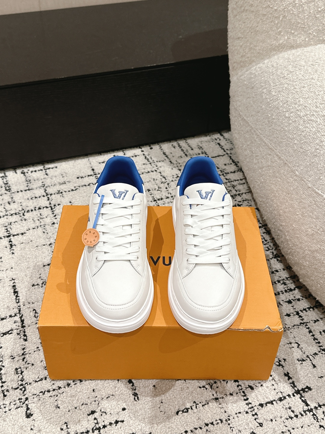NO:166493,#Top version Men's LV Louis Vuitton 25/ BEVERLY HILLS series casual thick sole white shoes sneakers This Beverly Hills sneakers are soft cowhide leather tracing classic Monogram prints, shaping elegant uppers. The rubber outsole is thick but not light, and is embossed with Louis Vuitton logo embossed. The lining insole and technological lining are upgraded to comfort experience again. The delivery counter is exquisitely packaged. The original custom imported calf leather inside imported cowhide. The original open-sole open-mold IP foam sole. The sole is thick 3CM Size# Men's 39-45 (45 custom-made, no return or exchange), casual shoes/sneakers, louis vuitton, louis vuitton, sneakers, cowhide19860909#顶级版本 男款 LV路易威登 25/ BEVERLY HILLS系列 休闲 厚底 小白鞋 运动鞋 本款 Beverly Hills 运动鞋为柔软牛皮革描摹经典 Monogram 印花,塑造优雅鞋面.橡胶外底厚实而不失轻盈,其上点缀路易威登标识压纹.加衬内底和科技内衬再度升级舒适体验. 配送专柜精美包装 面料原版定制进口小牛皮 内里进口牛皮里 大底原版开模IP发泡鞋底 底厚3CM Size#男39-45（45定做不退换）,休闲鞋/运动鞋,louis vuitton,louis vuitton,sneakers,cowhide,Women's Shoes