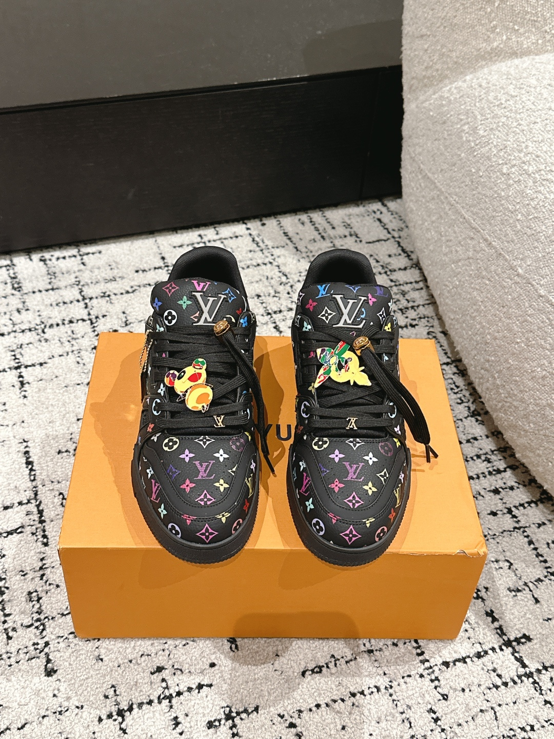 NO:166489,Jewelry #Top version Couple model LV Louis Vuitton L Home Trainer 25/ New Couple model Casual sports shoes Skateboard shoes LV Trainer sports shoes are inspired by retro basketball shoes, representing Virgil Abloh's iconic design concept, showing the contemporary interpretation of retro basketball sneakers. Grained cowhide leather The latter echoes the seasonal ready-to-wear series design. Monogram floral embellishment rubber outsole, LV letters mark the tongue. Fabric: Original custom top layer cowhide Inner: Original custom breathable net Outsole: Two-color TPU combination sole Thickness: 3CM Size: #women 35-40 men 39-45, casual shoes/sports shoes, louis vuitton, louis vuitton, louis  vuitton,sneakers,cowhide19860909饰品 #顶级版本 情侣款 LV 路易威登L家 Trainer 25/ 新款 情侣款 休闲 运动鞋 滑板鞋 LV Trainer 运动鞋的灵感源自复古篮球鞋,代表 Virgil Abloh 的标志性设计理念 展现复古篮球运动鞋的当代演绎.粒面牛皮革 后者与当季成衣系列设计遥相呼应.Monogram 花卉点缀橡胶外底,LV 字母标注鞋舌. 面料: 原版定制头层牛皮 内里: 原版定制透气网里 大底: 双色TPU组合大底 底厚: 3CM Size: #女35-40男39-45,休闲鞋/运动鞋,louis vuitton,louis vuitton,louis vuitton,sneakers,cowhide,Women's Shoes